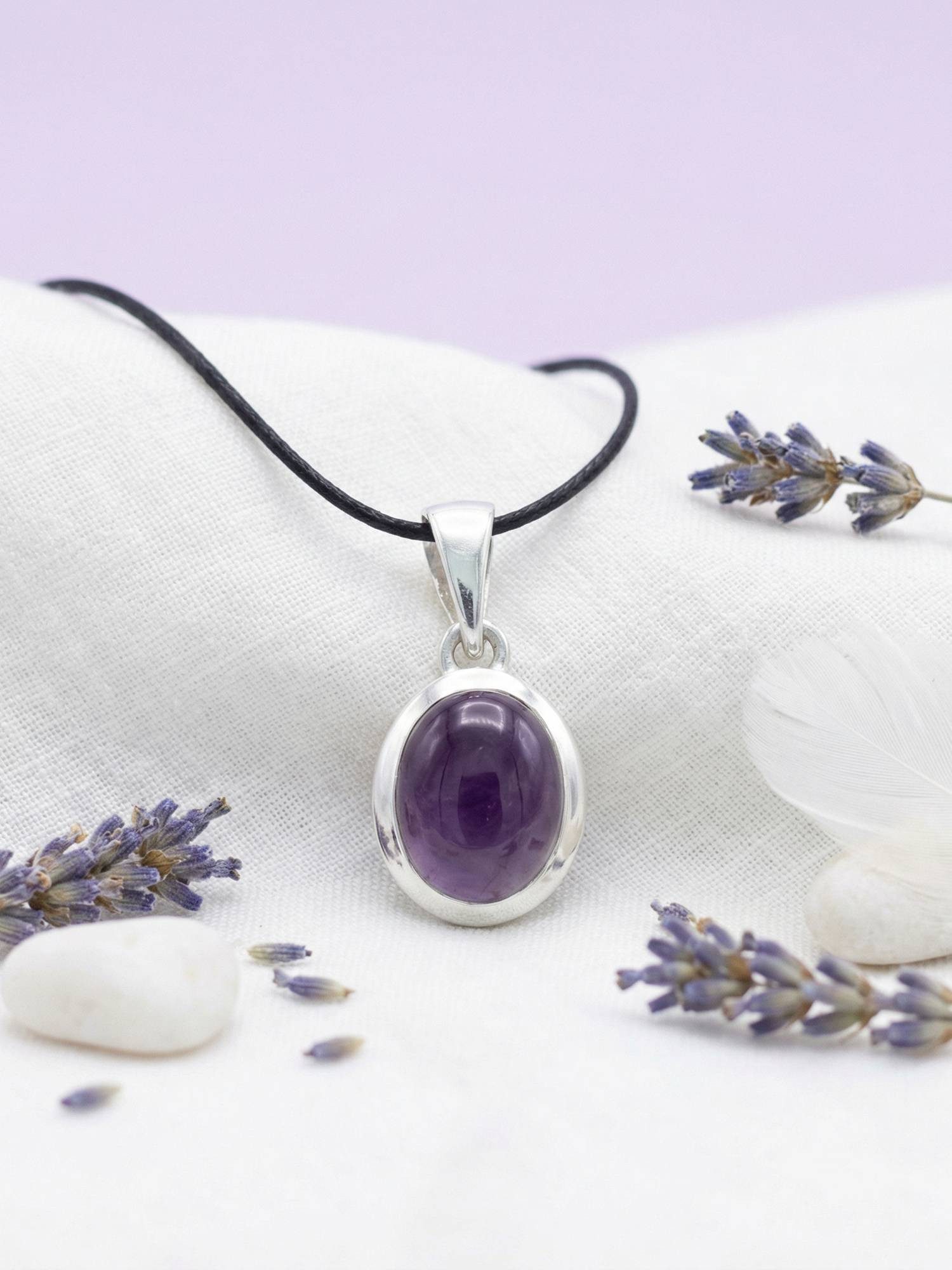 mantraroma Kettenanhänger MIALE oval aus 925 Silber mit Amethyst (Kettenanhänger am Baumwollband im Schmuckbeutel), 925 Sterling Silber Kettenanhänger für Damen