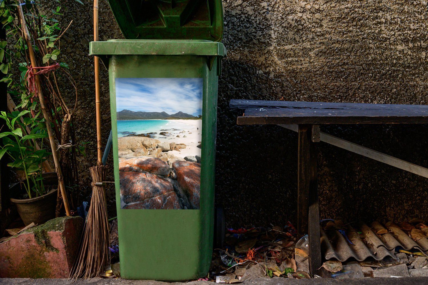 MuchoWow Wandsticker Strand in Tasmanien Sticker, St), Container, Mülleimer-aufkleber, Abfalbehälter Mülltonne, (1