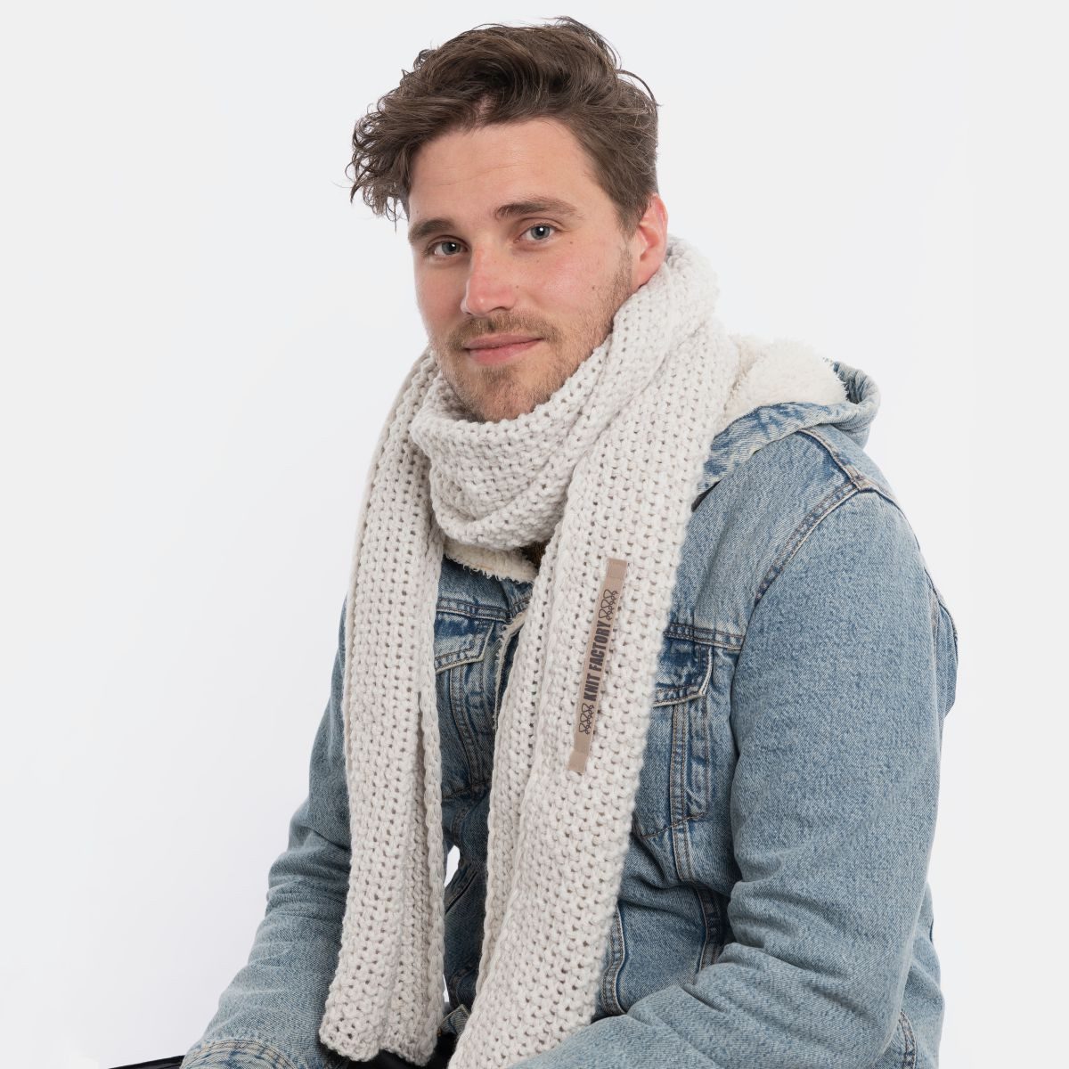 Knit Factory Strickschal Carry Schal Beige, (1-St), Schal Halstuch Dreiecksschal Tuch Strickmode
