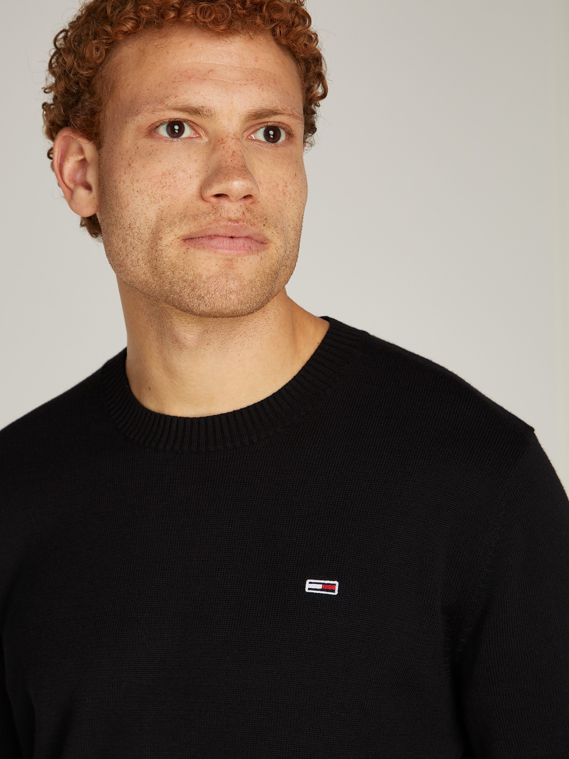 Tommy Jeans Rundhalspullover TJM SLIM ESSENTIAL LIGHT SWEATER mit Flag-Patch