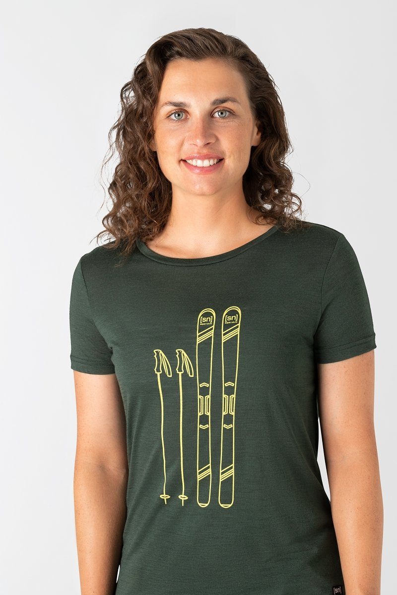 SUPER.NATURAL Print-Shirt Merino SKIING W Merino-Materialmix bequemer Deep Forest/Illuminating T-Shirt TEE