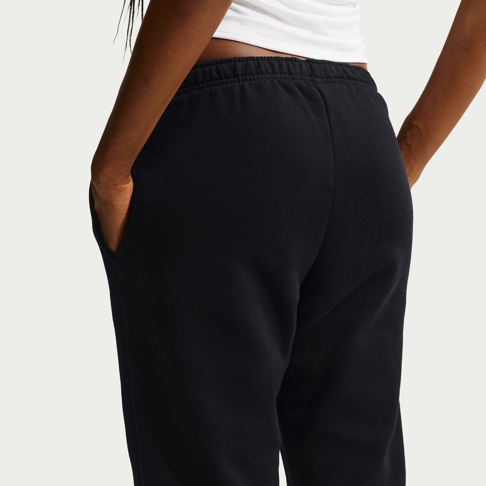 Nike Sportswear Jogginghose W NK STDO FLC MW MR STD CF PNT mit sportlichem Look, aus weicher Sweatware, normal-weite Form