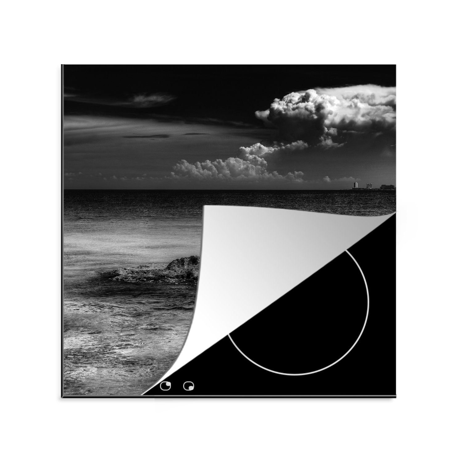 MuchoWow Herdblende-/Abdeckplatte Skyline von Cancun mit klarem Wasser - Schwarz und weiß, Vinyl, (1 tlg), 78x78 cm, Ceranfeldabdeckung, Arbeitsplatte für küche