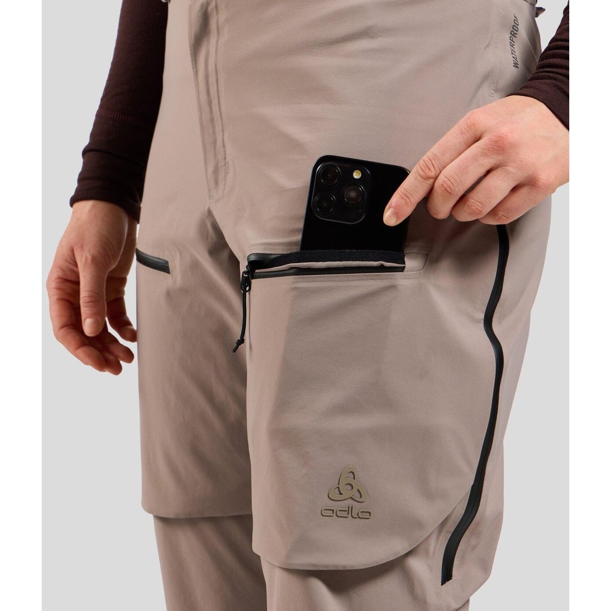 Odlo Outdoorhose X-alp 3L Vielseitige Damenjacke für Outdoor-Aktivitäten, bietet Schutz vor