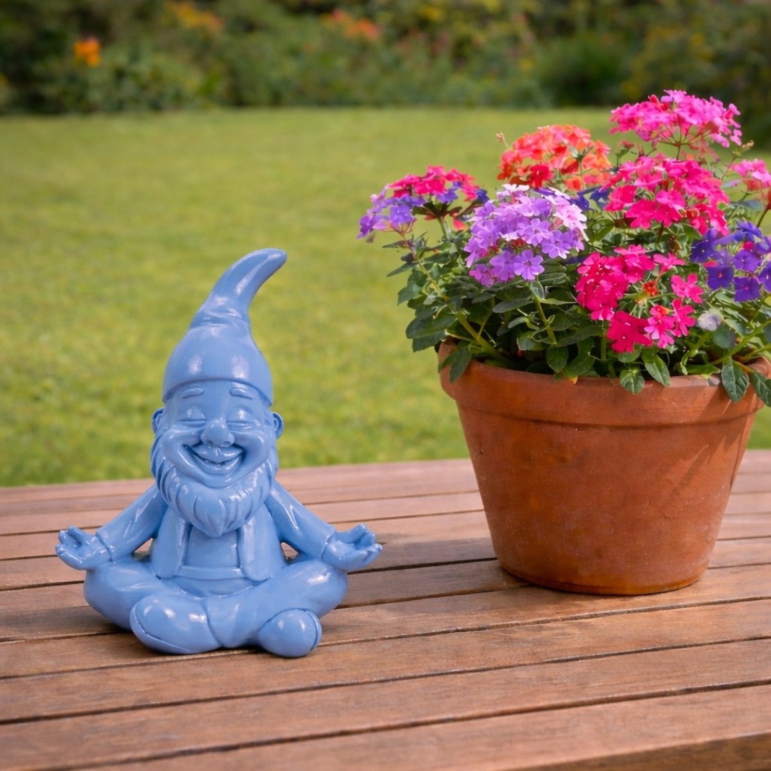 Online-Fuchs Gartenfigur für draußen - Lustiger Gartenzwerg in Yoga-Position - Deko Figuren, (wetterfest, moderne knallige Farben), Geschenkidee für Frühling, Sommer und Herbst - 16 cm groß