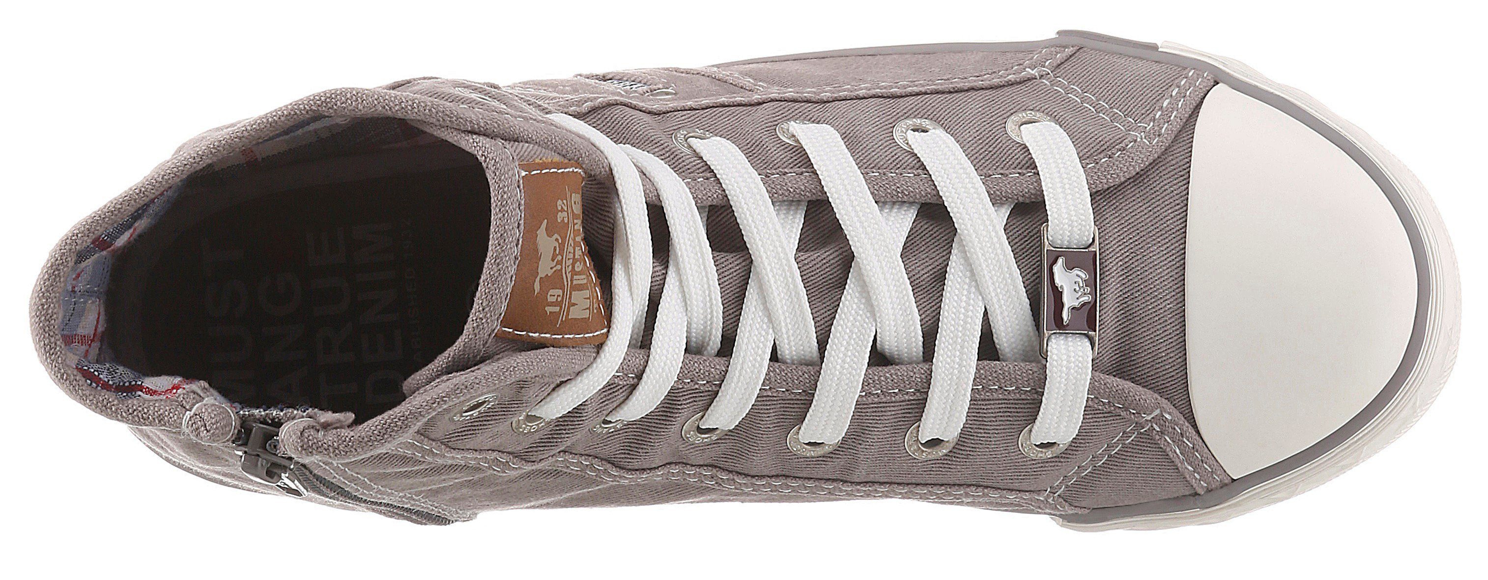 mit Laufsohle Label der in taupe Mustang Shoes Sneaker