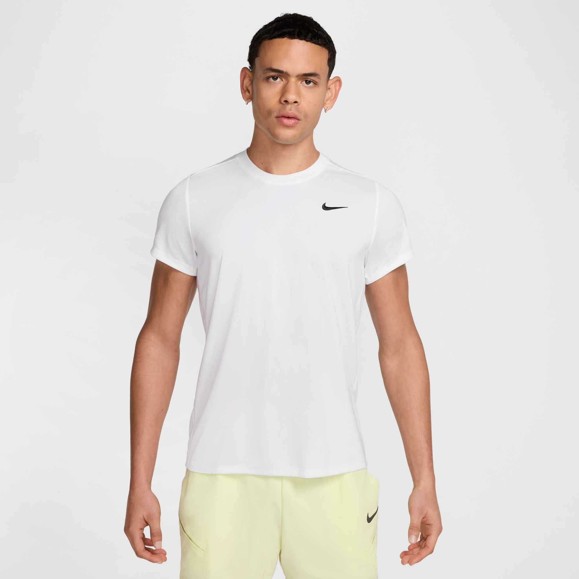 Nike T-Shirt NikeCourt Victory Men's Dri-FIT Tennis Top gerader Schnitt, hüftbedeckende Länge, Rundhalsausschnitt