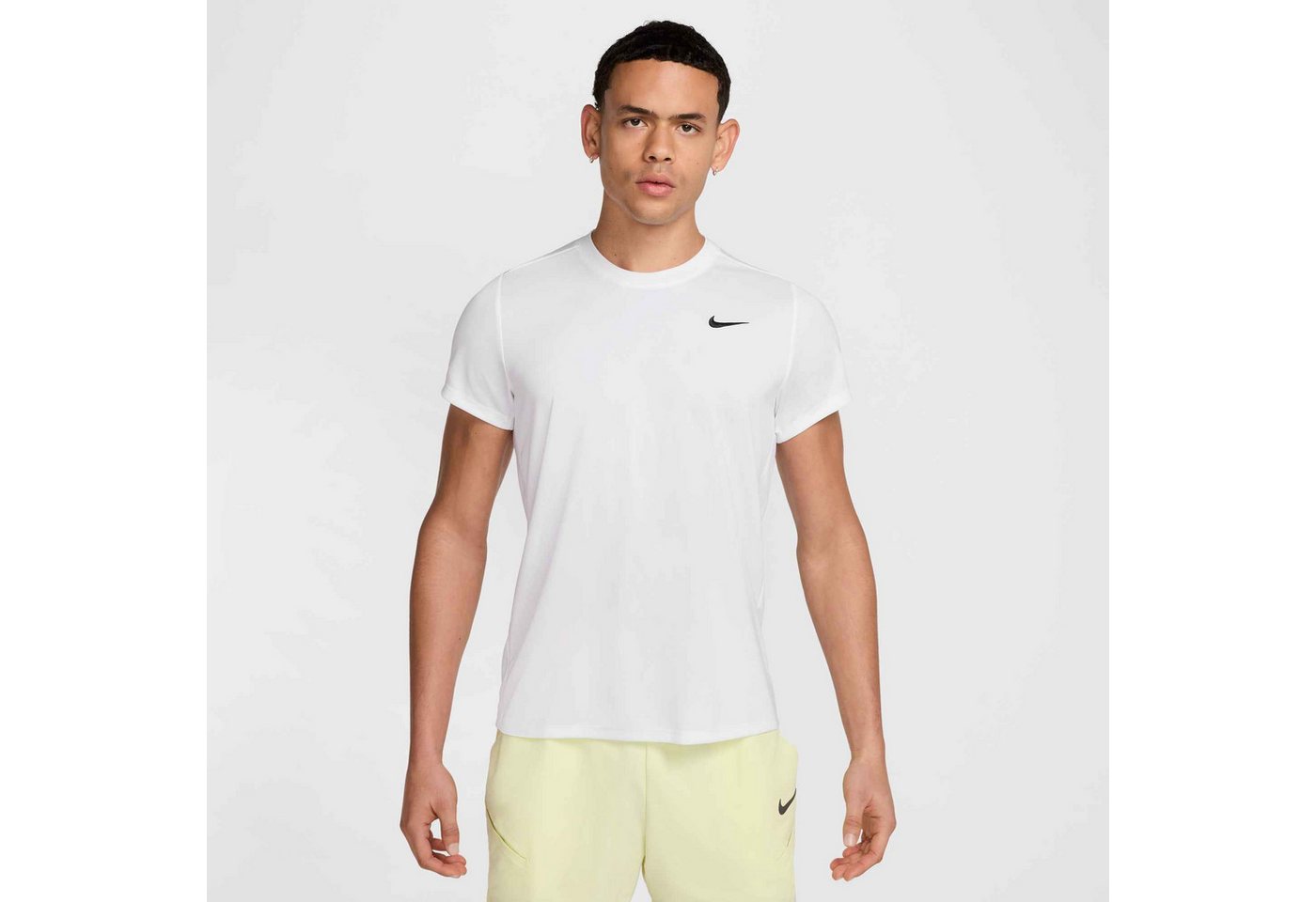 Nike T-Shirt NikeCourt Victory Men's Dri-FIT Tennis Top gerader Schnitt, hüftbedeckende Länge, Rundhalsausschnitt