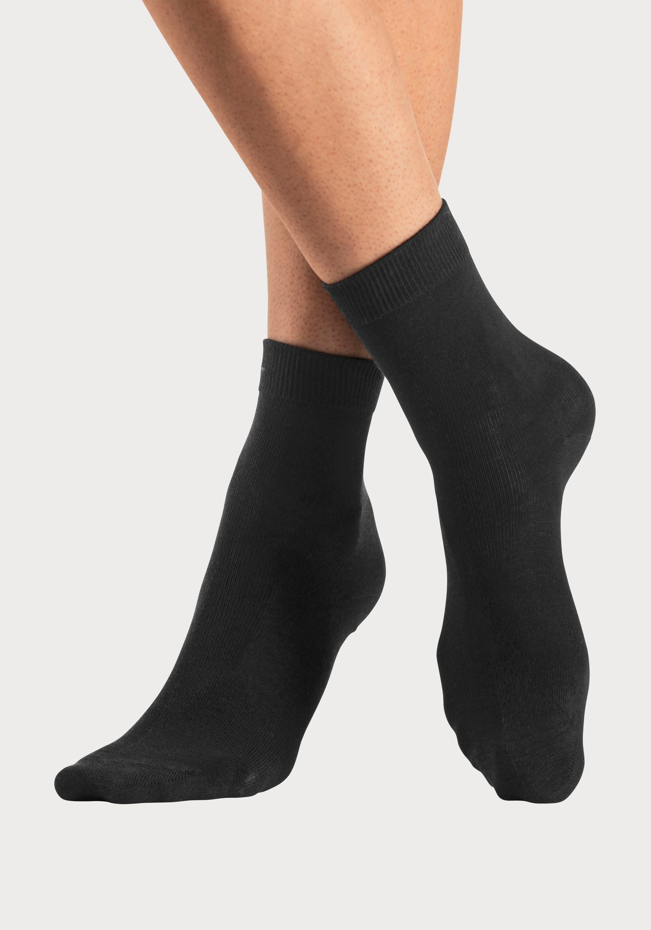 LASCANA Basicsocken (Packung, 7-Paar) in bunten Melange-Farben. € 12,99, (€ 1,86 pro 1 Paar).