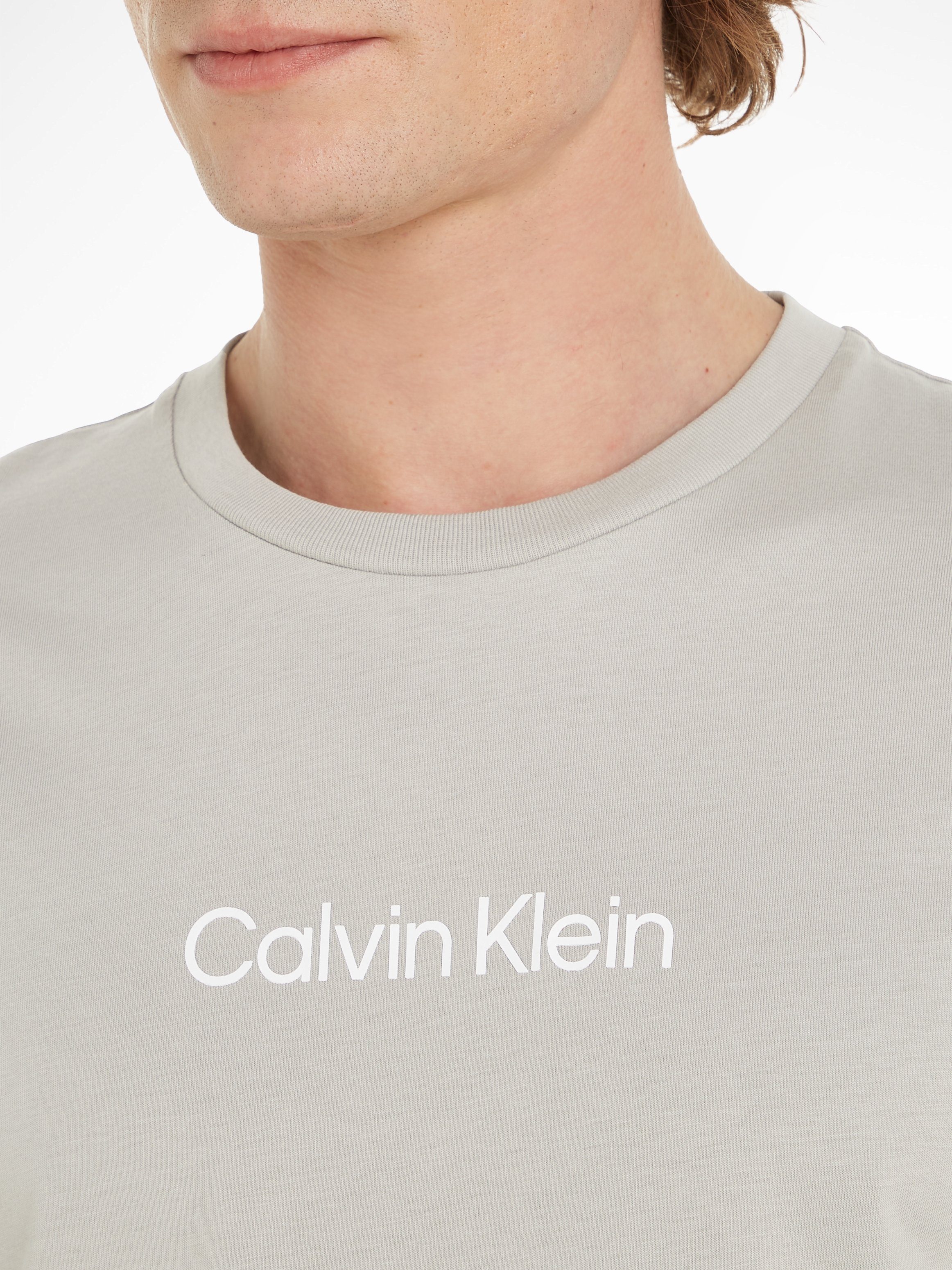Calvin Klein T-Shirt HERO LOGO COMFORT Markenlabel aufgedrucktem mit Gray T-SHIRT Ghost