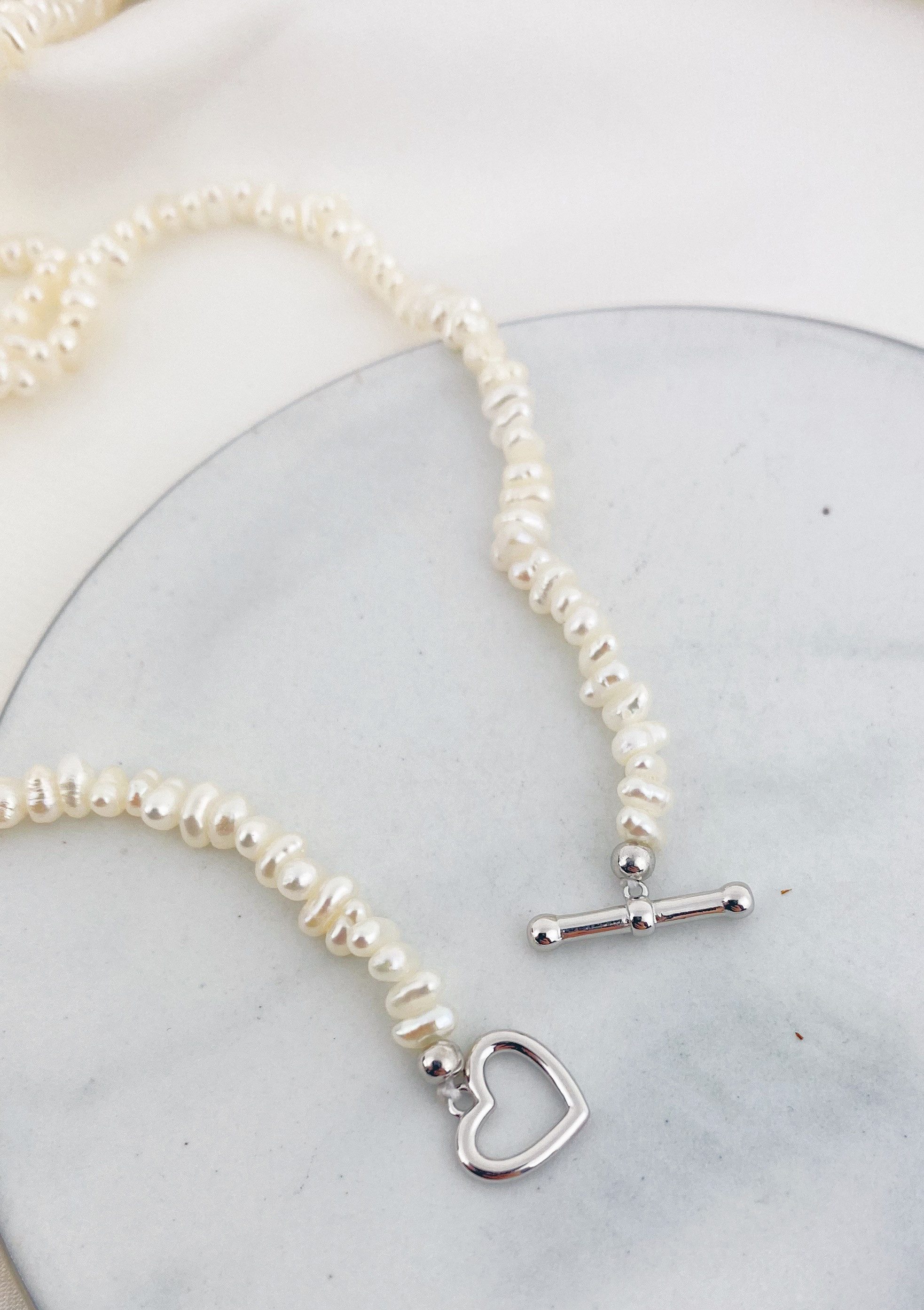 Hey Happiness Perlenkette Choker Damen, echte Süßwasserperlen, Herz & Knebelverschluss aus 925 Silber