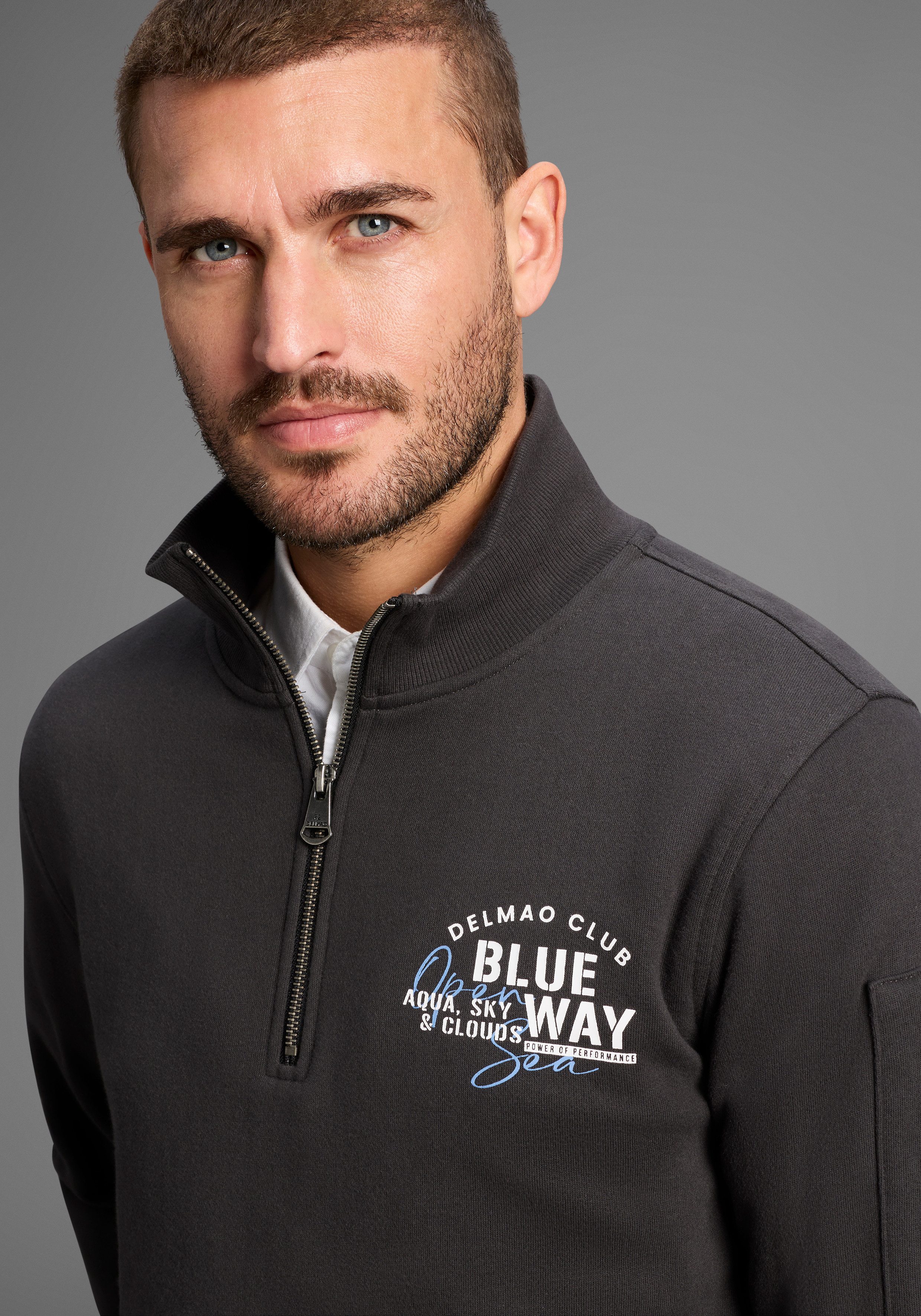 DELMAO Sweatshirt Troyer mit moderner Ärmeltasche