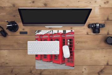 MuchoWow Gaming Mauspad Schwarz-Weiß-Foto von vier roten Telefonkabinen (1-St), Mousepad mit Rutschfester Unterseite, Gaming, 40x40 cm, XXL, Großes