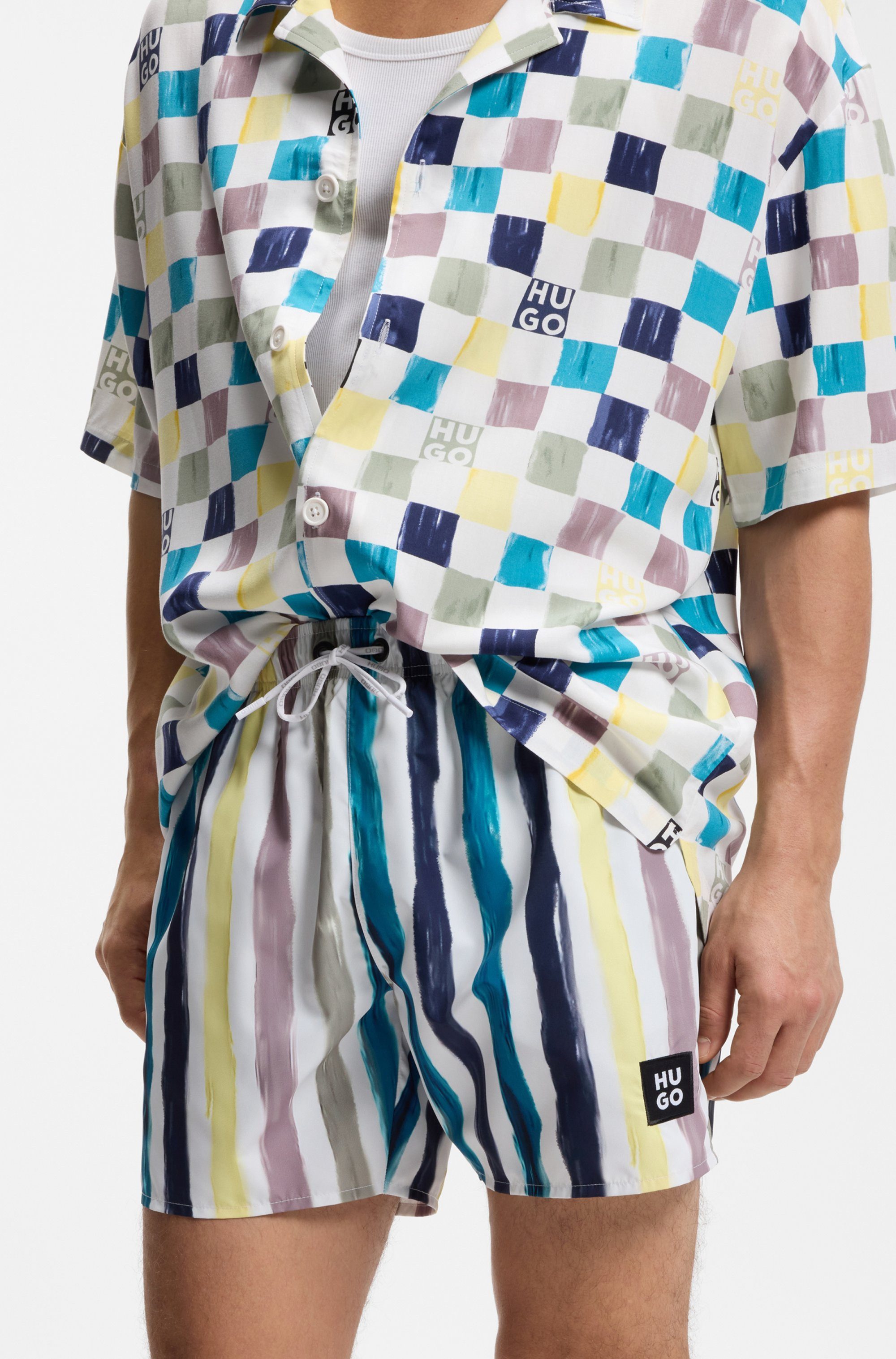 HUGO Badehose DINO mit Label-Detail, Streifen-Dessin günstig online kaufen