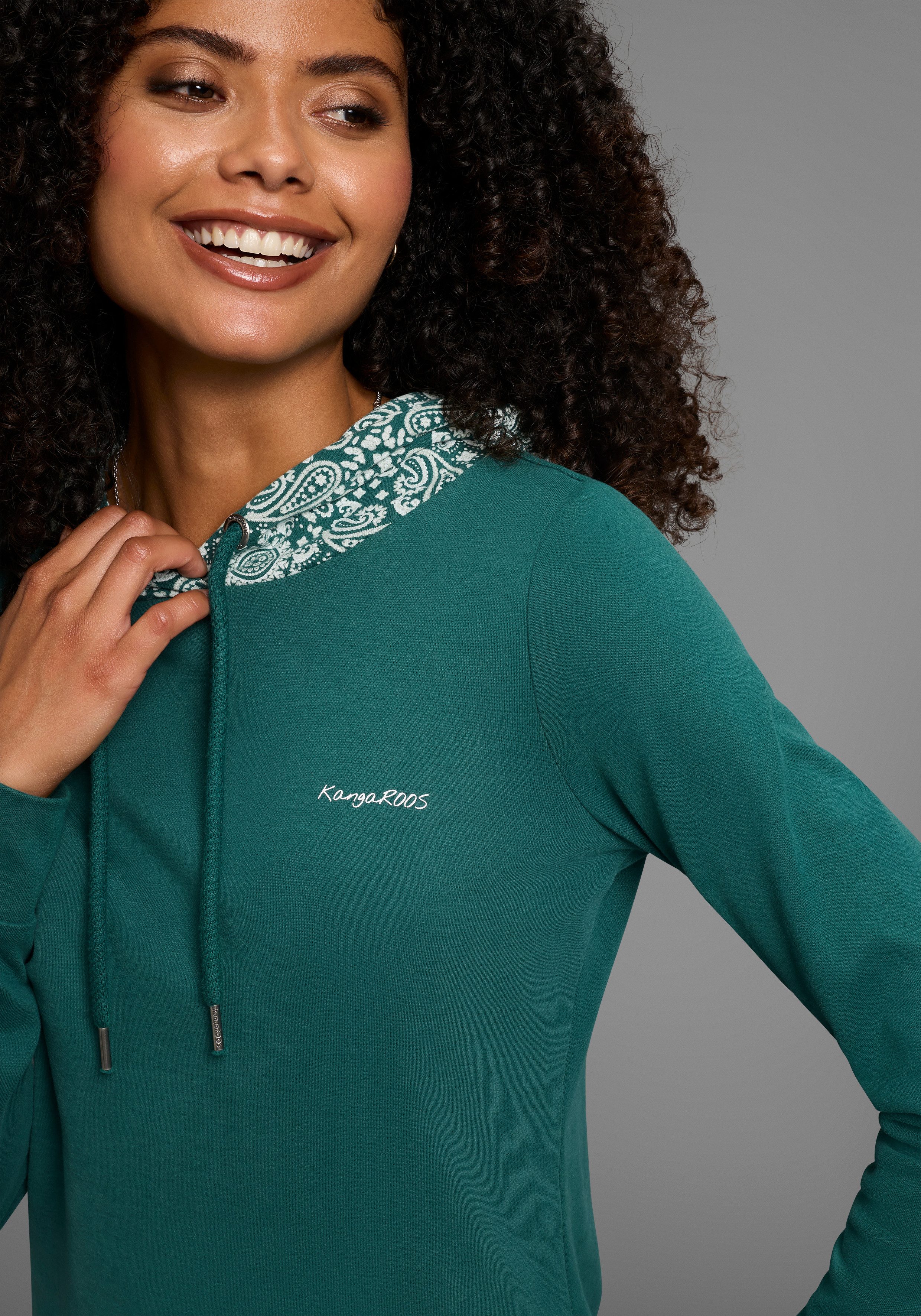 KangaROOS Sweatkleid mit Allover-Print Kapuze