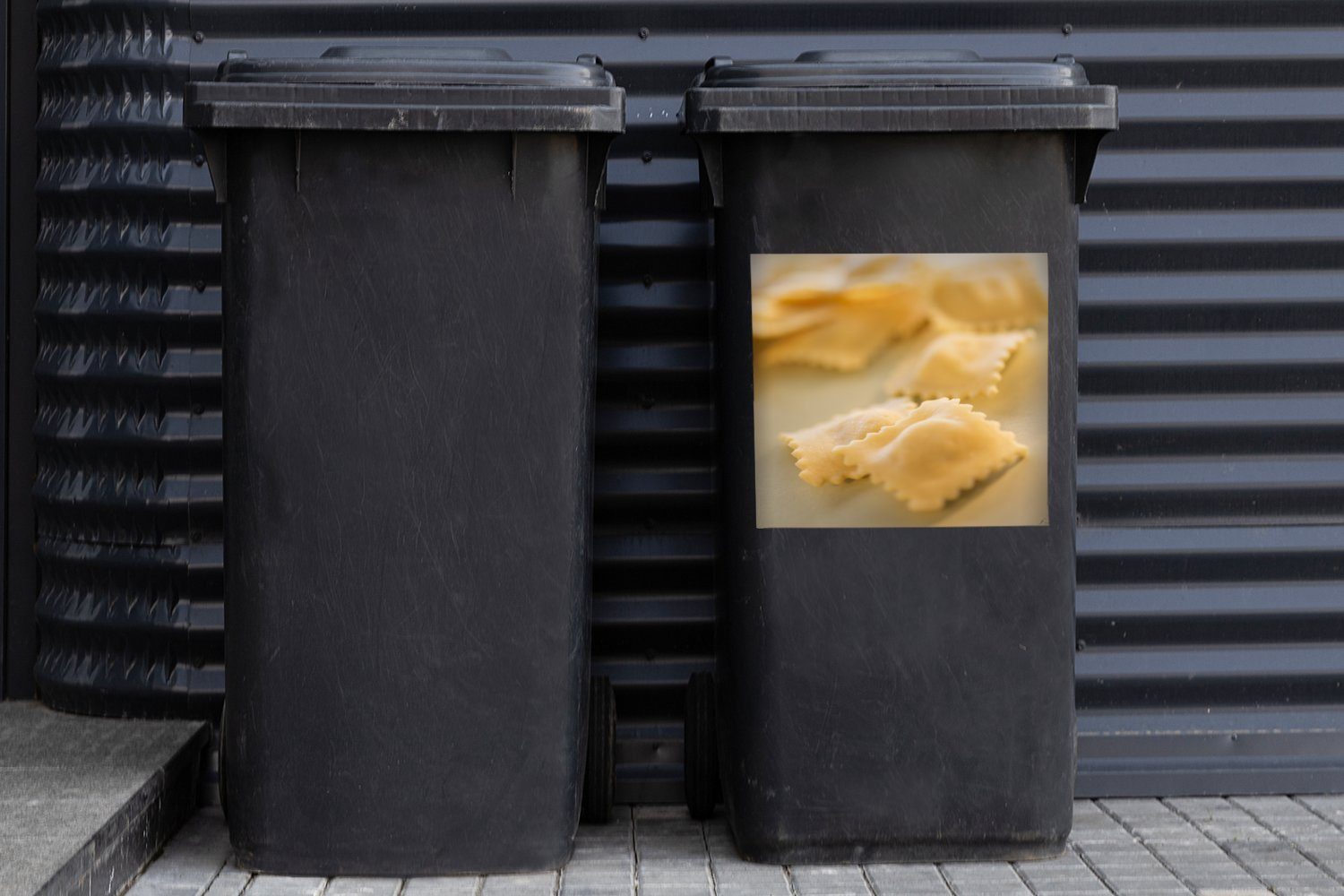 MuchoWow Wandsticker Ravioli auf braunem Mülltonne, St), Container, Sticker, Abfalbehälter (1 Hintergrund Mülleimer-aufkleber