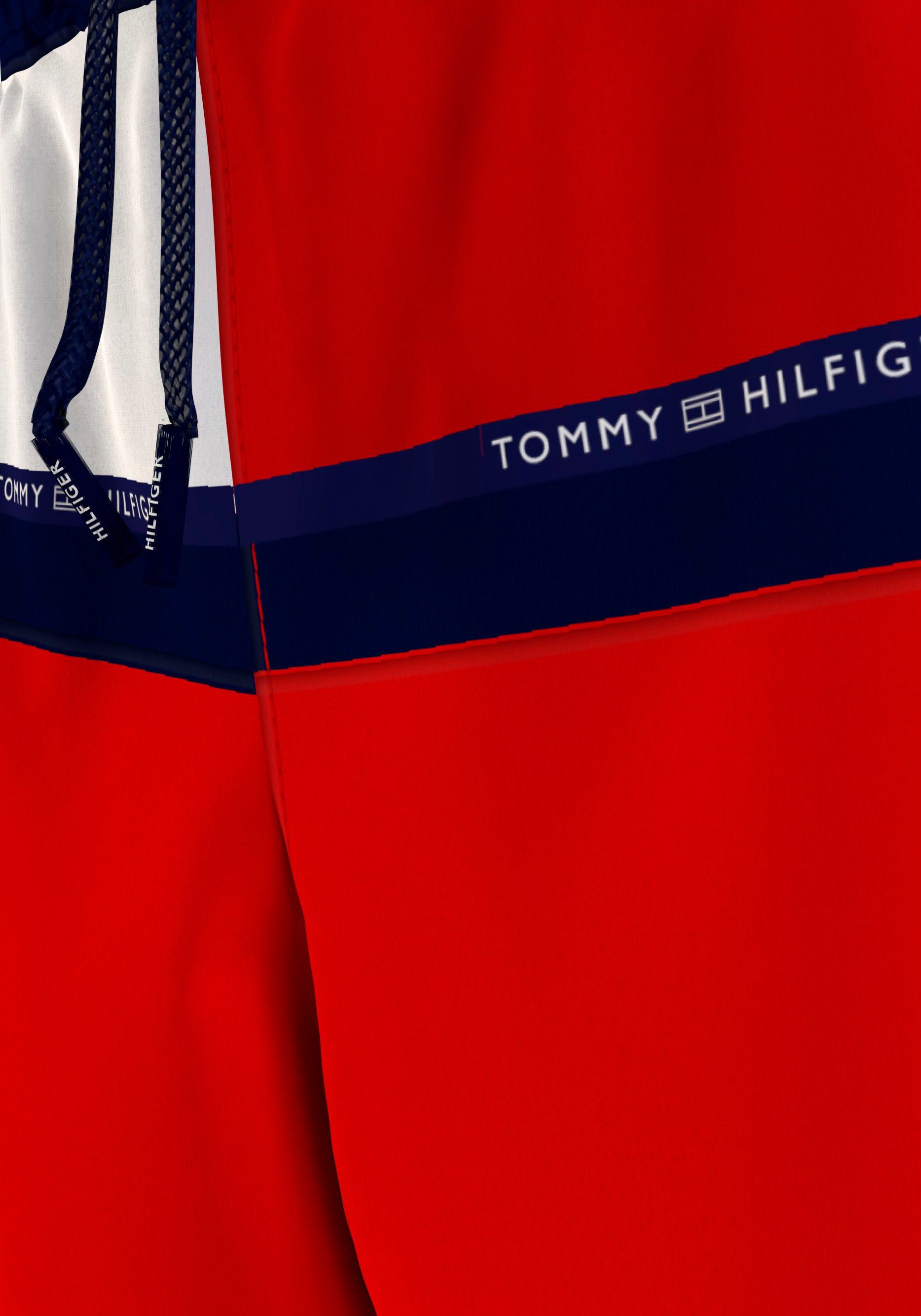 mit Hilfiger Tommy Primary-Red Badeshorts Tommy Hilfiger DRAWSTRING MEDIUM Markenlabel Swimwear