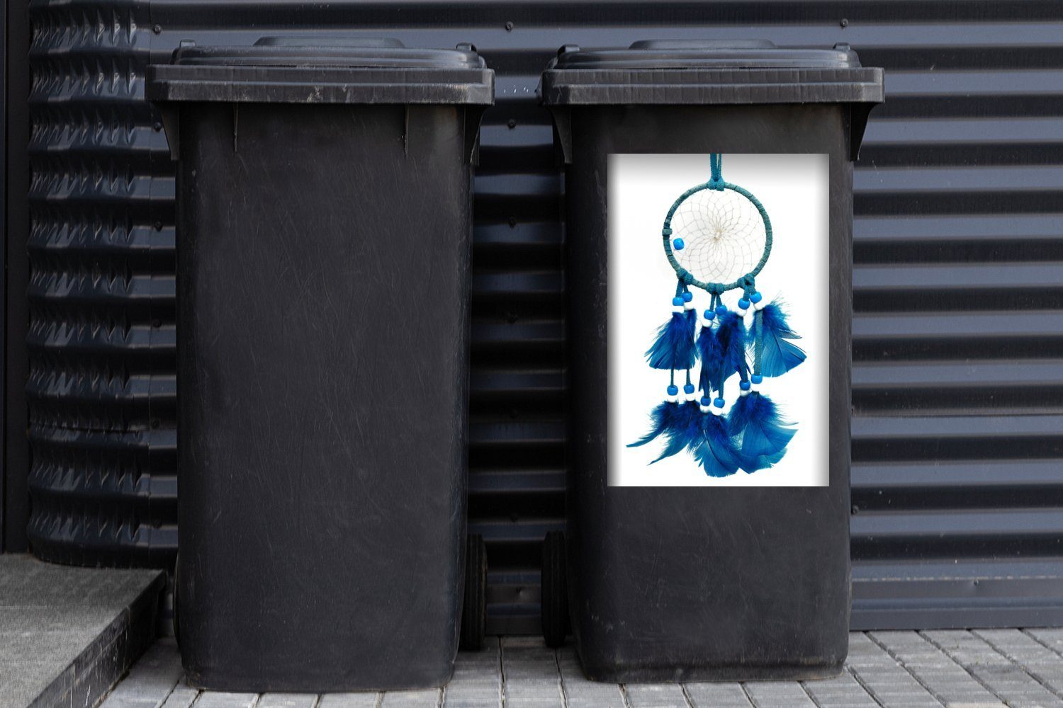 blauer Mülltonne, weißen vor MuchoWow Ein Mülleimer-aufkleber, Container, einem Wandsticker St), Hintergrund Traumfänger Sticker, (1 Abfalbehälter