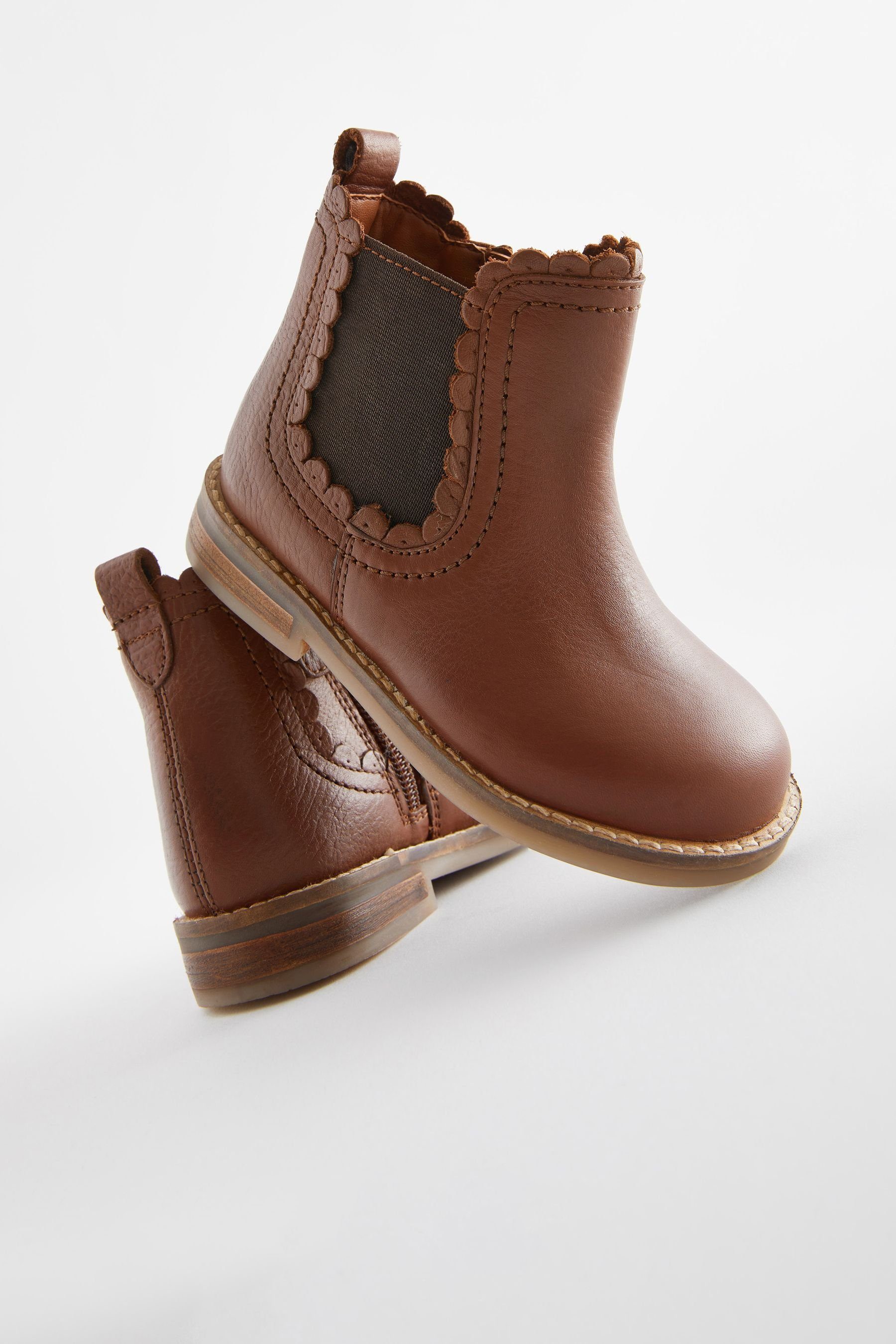 Next Chelsea-Boots Tan weite (1-tlg) Bogenkante, Chelseaboots Leather mit Passform Brown