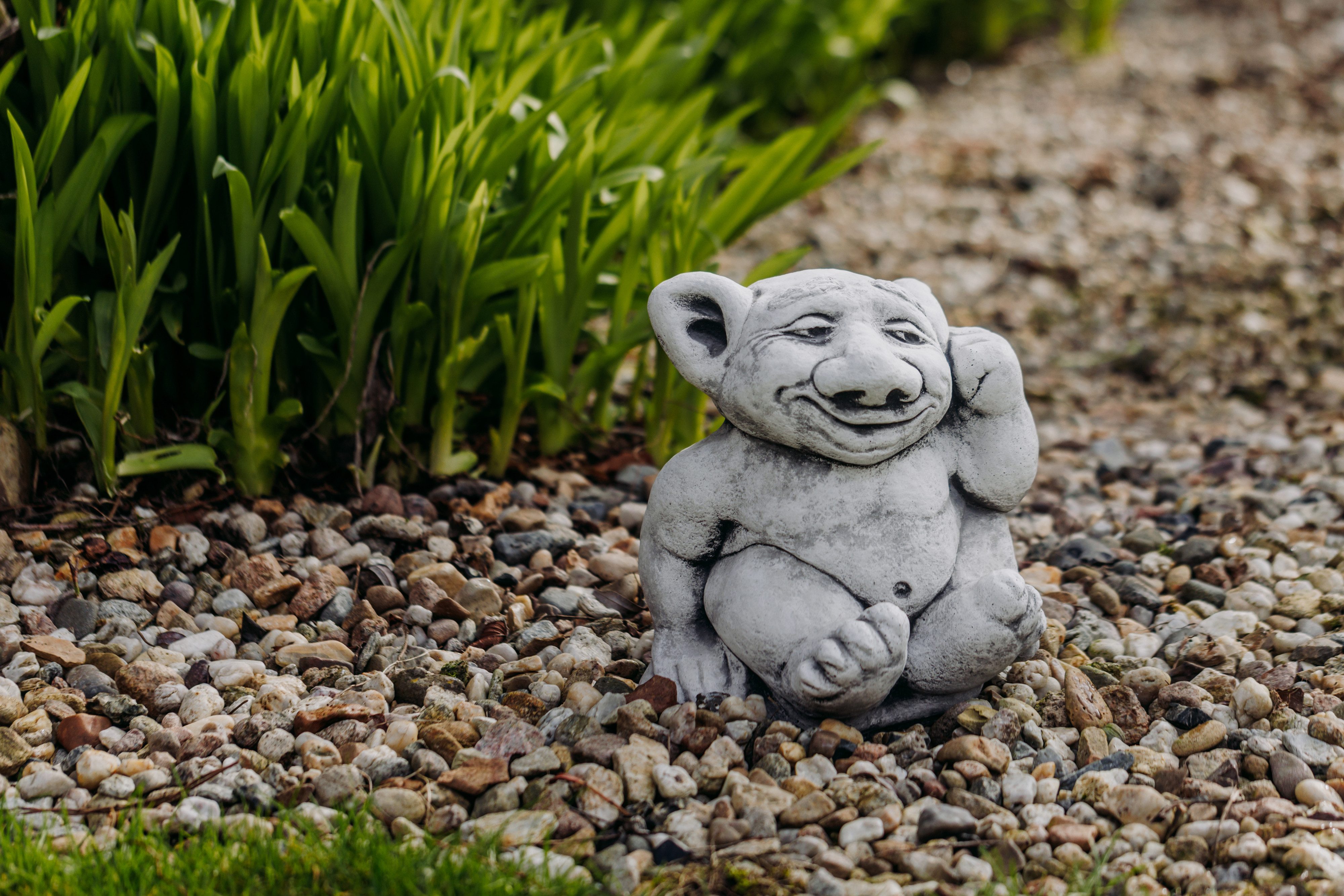 gartendekoparadies.de Gartenfigur Steinfigur XXL Troll Modell Finger im Ohr Gnom, H. 26 cm, 15 kg, Frostsicher