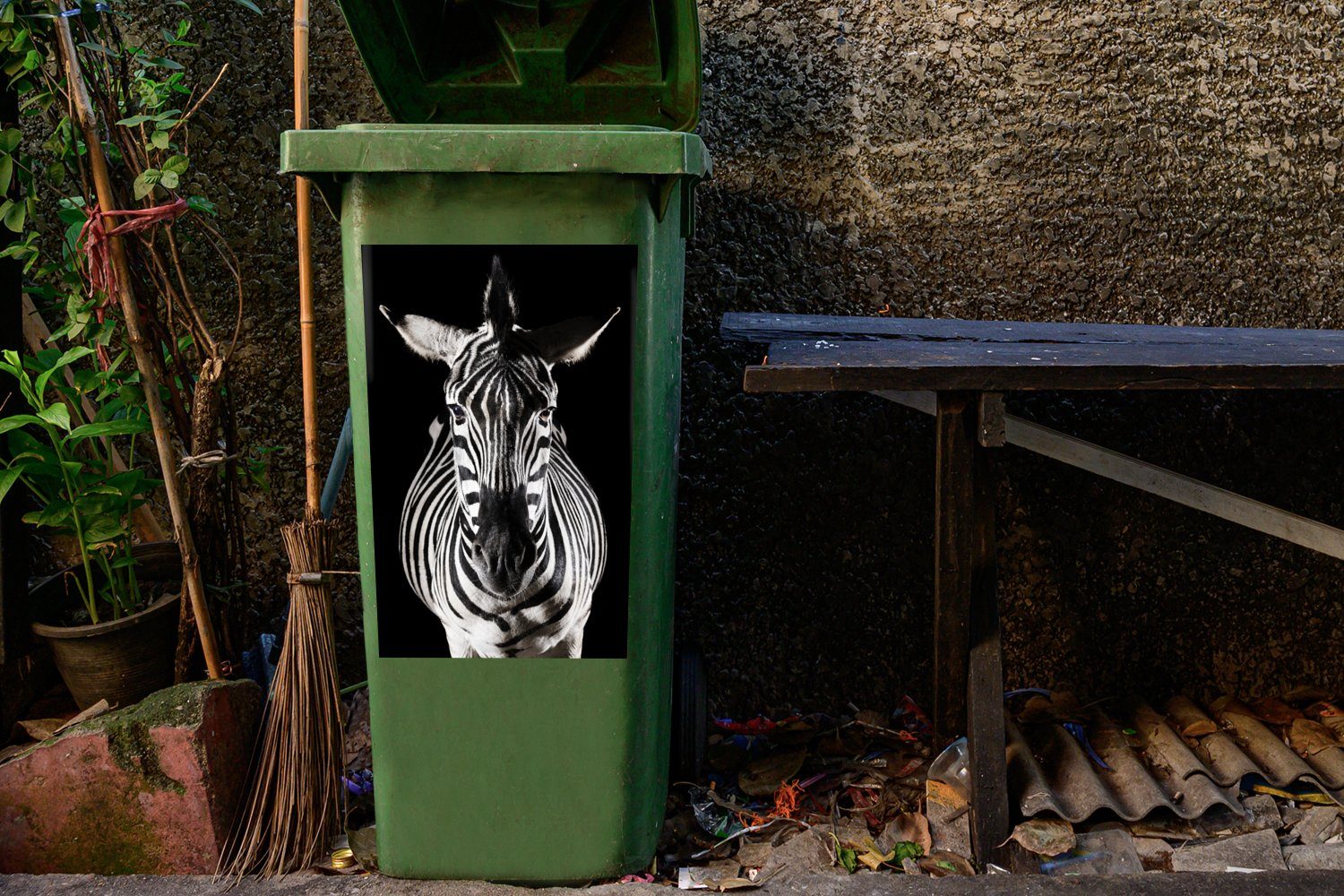 Wandsticker Mülltonne, Abfalbehälter St), Mülleimer-aufkleber, Container, MuchoWow auf Sticker, Hintergrund (1 Zebra schwarzem