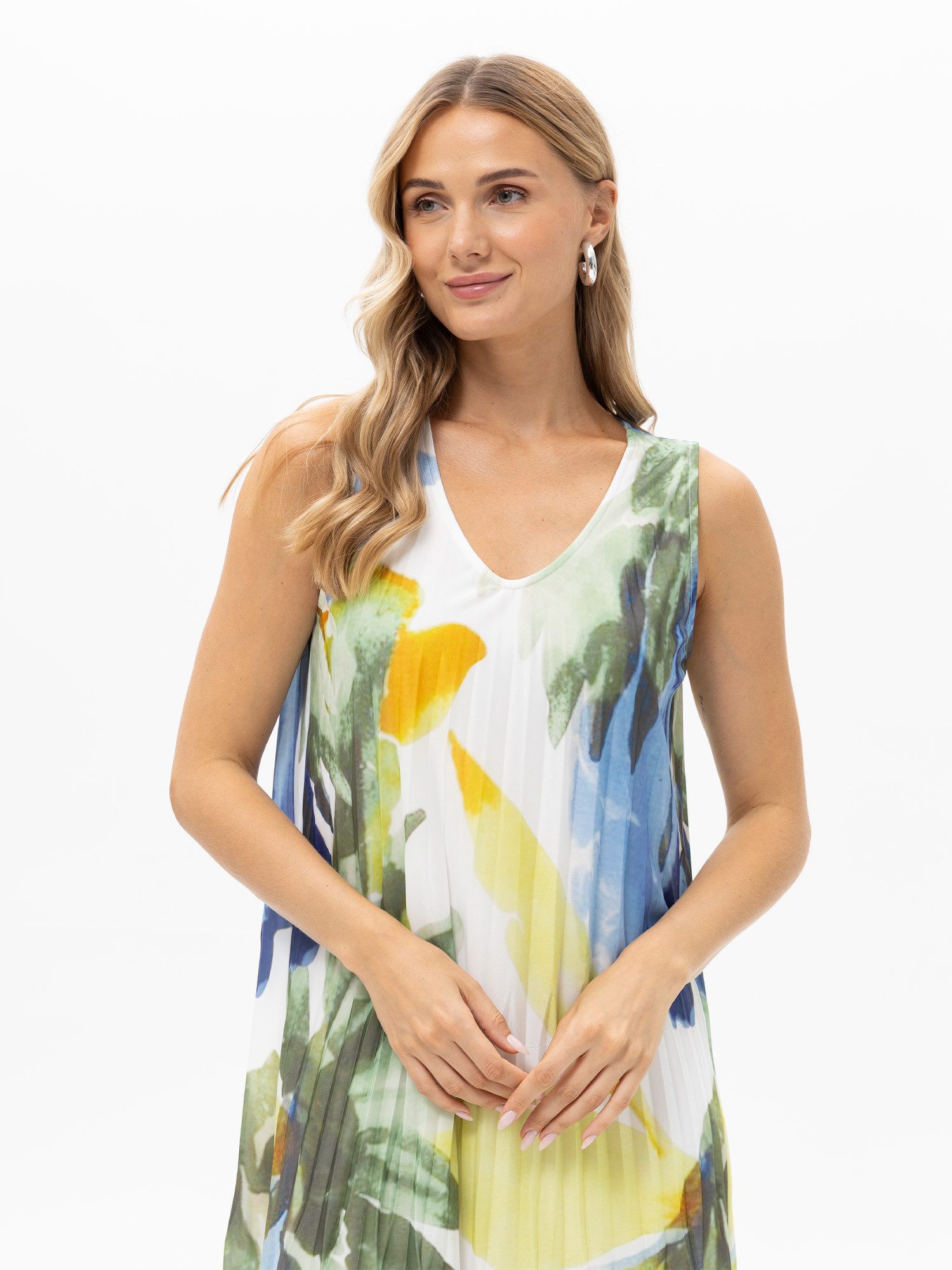 Passioni Plisseekleid in weiß mit Floralprint Weißes Plissé Kleid ideal für den Sommer
