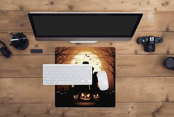 MuchoWow Gaming Mauspad Ein gespenstisches und einsames Haus während Halloween in einer (1-St), Mousepad mit Rutschfester Unterseite, Gaming, 40x40 cm, XXL, Großes