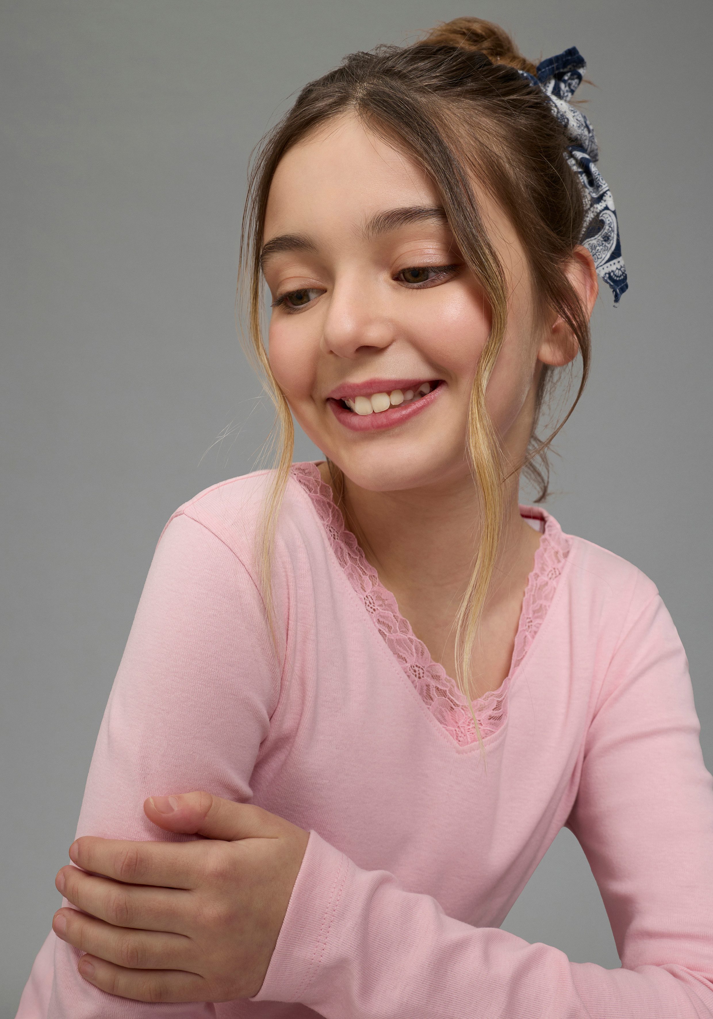 KangaROOS Langarmshirt Kangaroos LA-Shirt mit Spitzenkante V-Ausschnitt mit Spitze, unifarben, mit Logostickerei. € 19,99, (€ 19,99 pro 1 Stk).