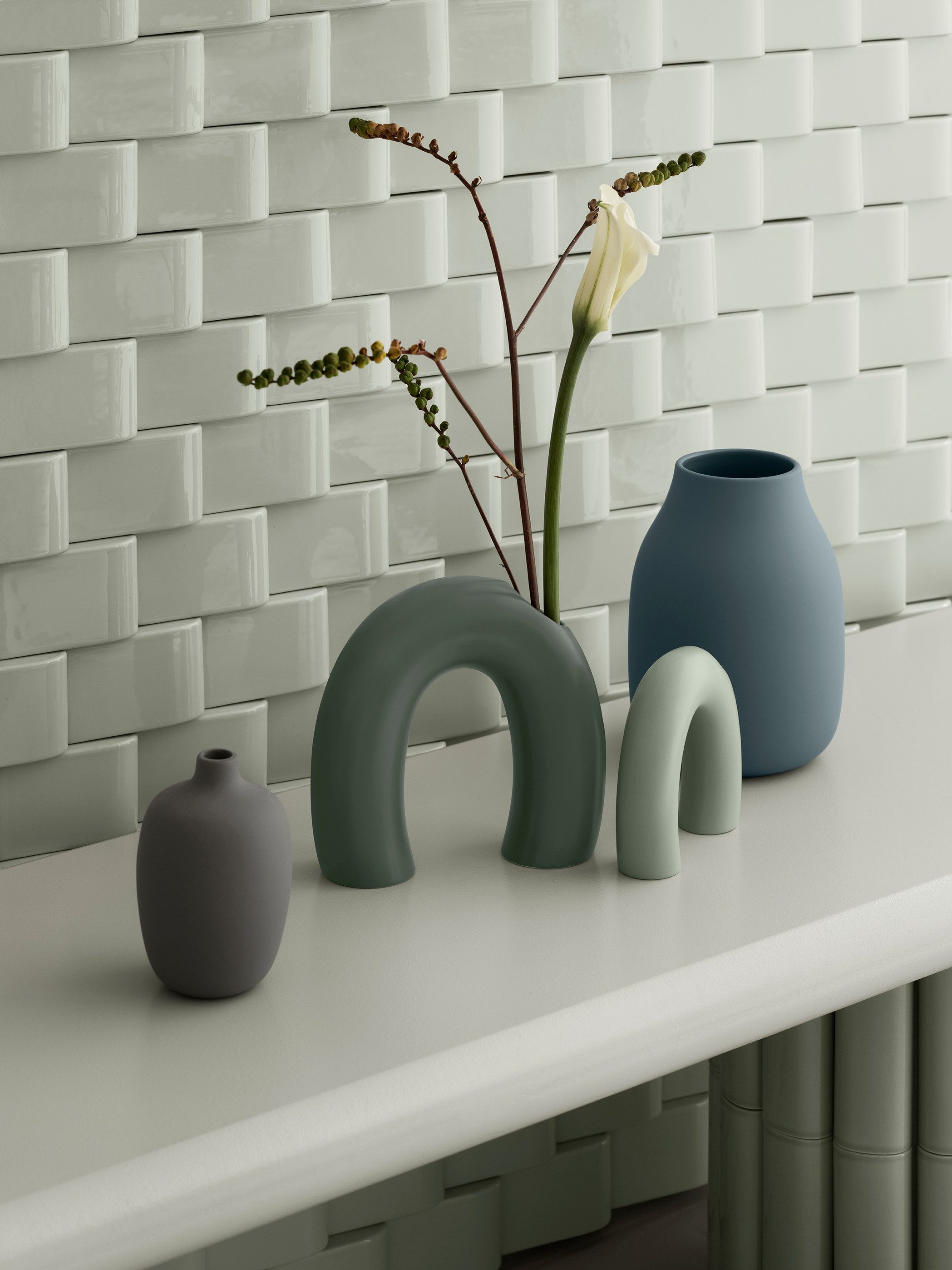 blomus Dekovase -KAGETSU- Vase aus Keramik: Zeitlose Eleganz für jeden Raum & Anlass, Designerstück, Hochwertig, Elegant, Steingut, Bogenform, Glanzglasur