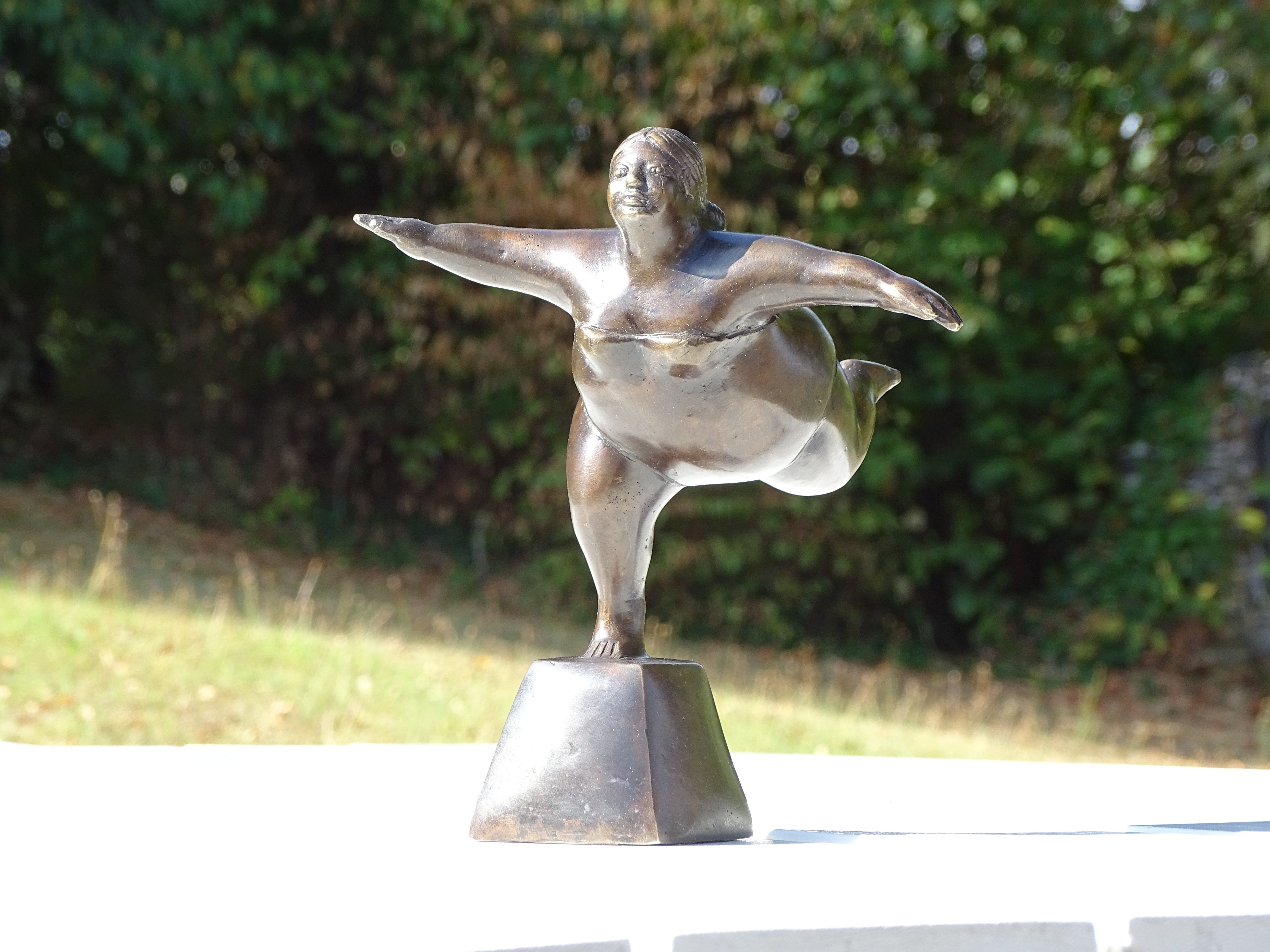 Dekofigur IDYL Bein stehend einem Badenixe auf IDYL Bronze-Skulptur