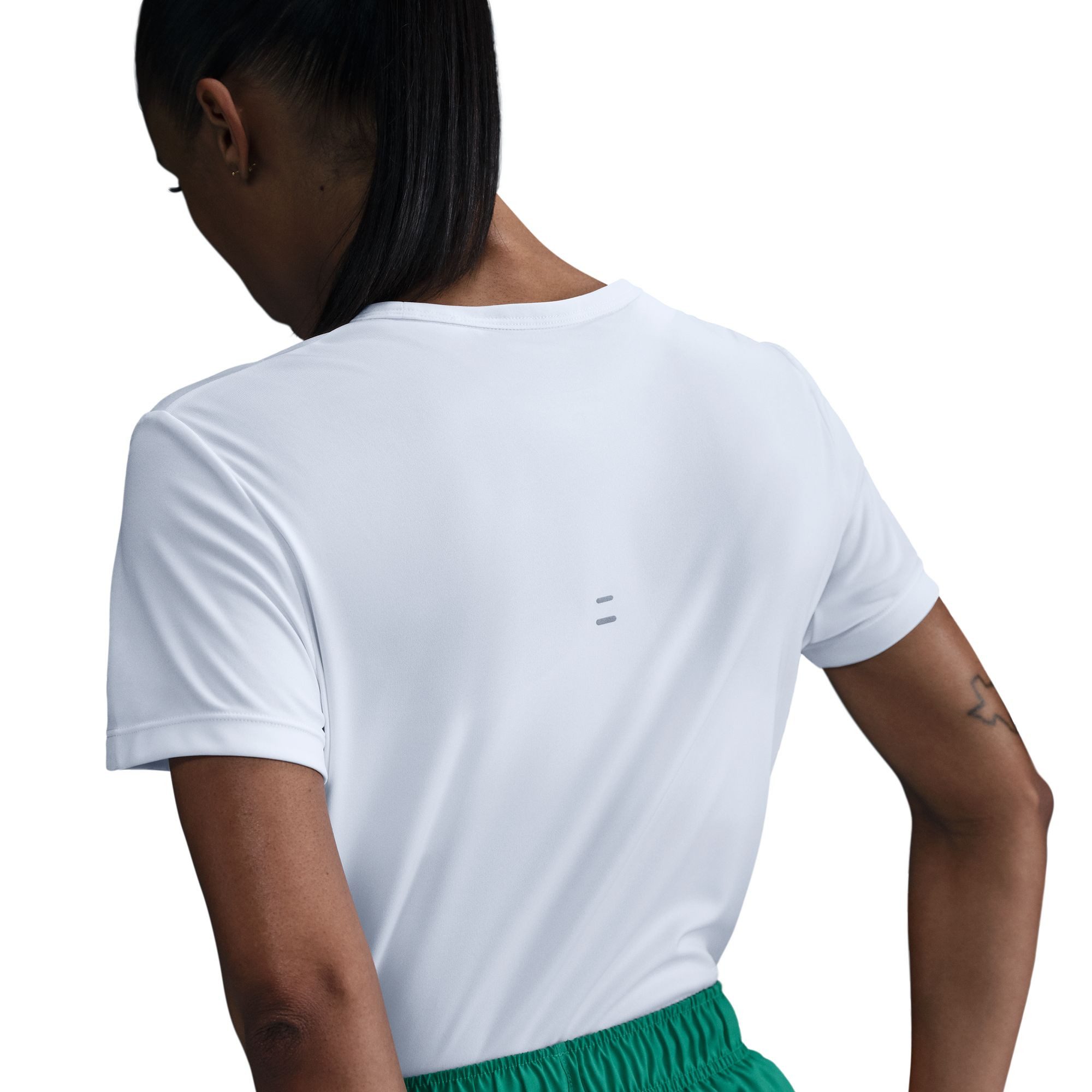 Nike Laufshirt W NK TEMPO DF SS TOP mit reflektierendem Logo, atmungsaktiv, schnell trocknend