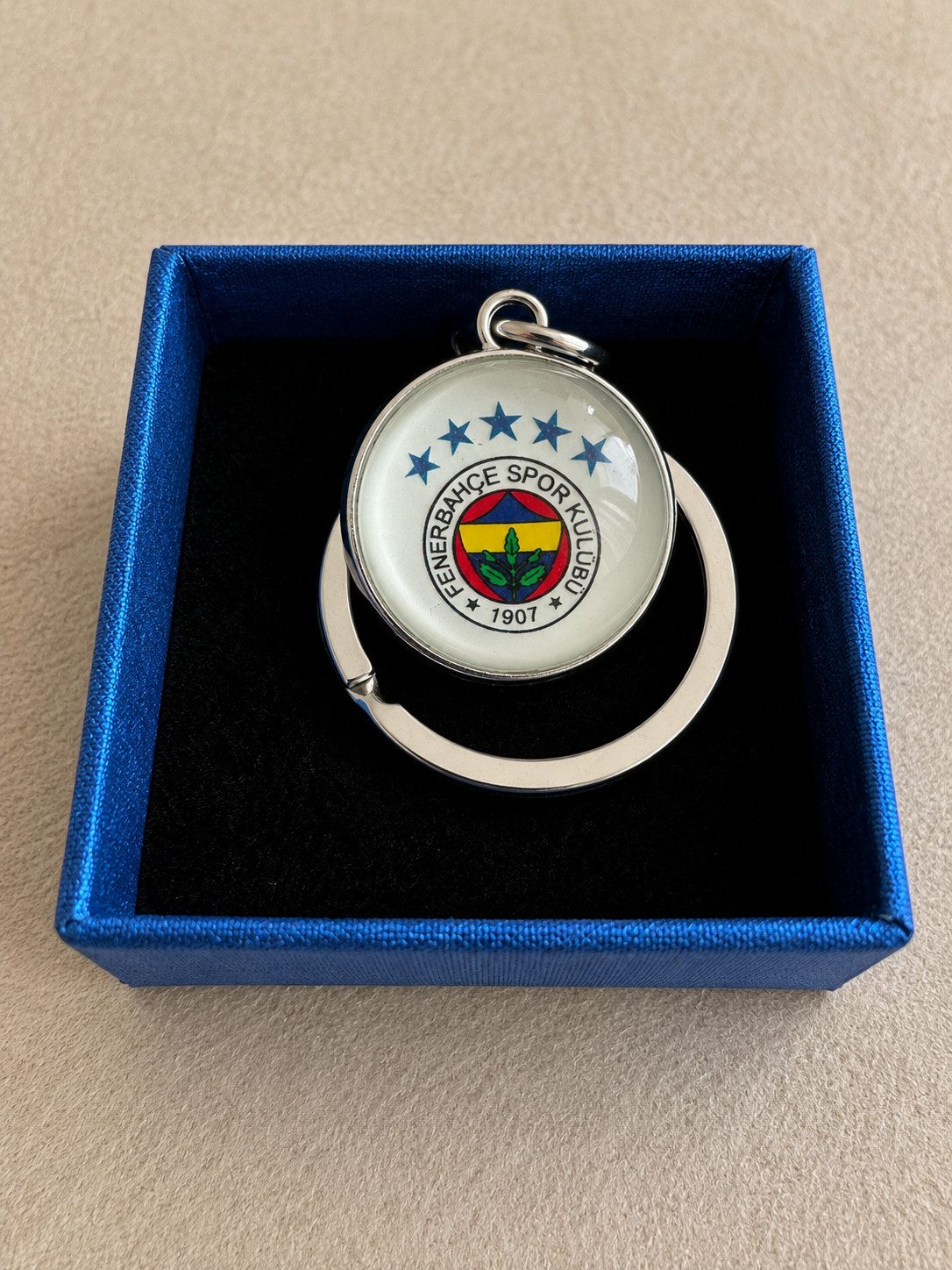 Stelby Schlüsselanhänger mit Gravur Fenerbahce fünf Sterne Schlüsselanhänger 3D mit Geschenkbox (Weihnachtsgeschenk, Geburtstagsgeschenk, Valentinstaggeschenk, Gravur mit Glow-Effekt), langlebig, pflegeleicht, unisex