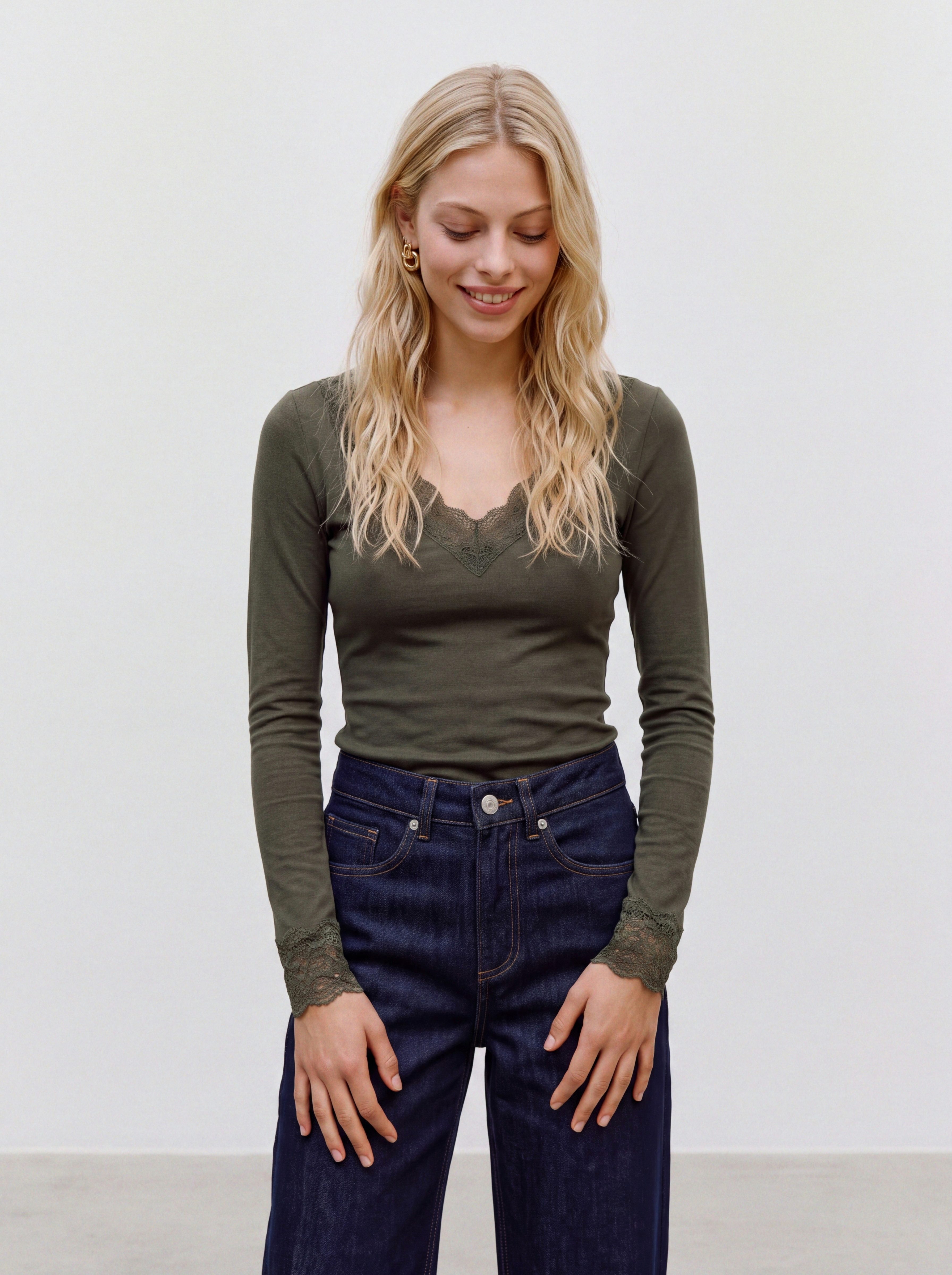 Vero Moda Langarmshirt VMSKYE LS V-NECK LACE TOP JRS NOOS Materialmix, mit Wolle und Stretch, slim fit
