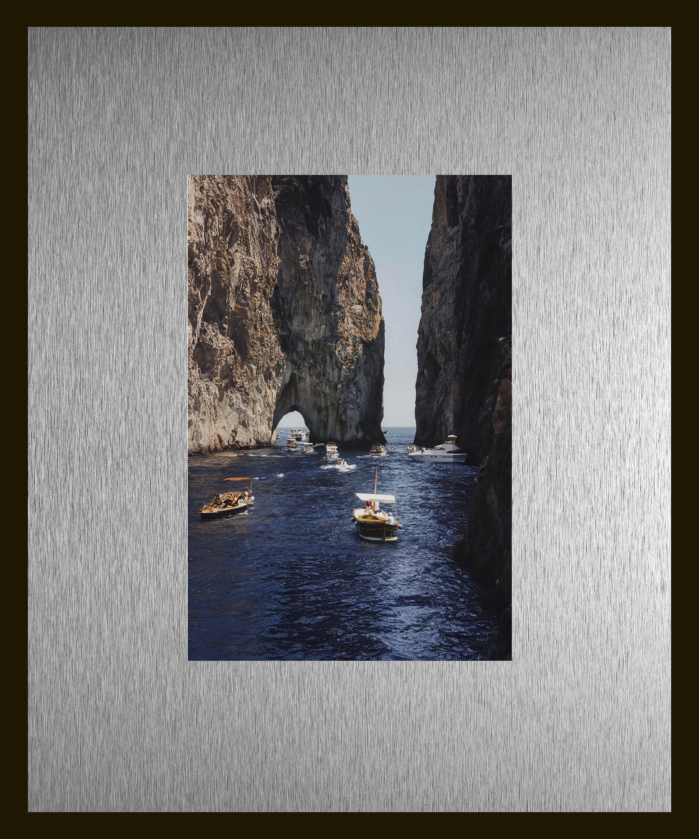 queence Bild Trend Wandbild, Wandkunst, Kunstdruck "Meer und Boote", Boote & Schiffe, Meer Bilder, Wasser (1 St), inkl. Passepartout aus hochwertigem Aluminium und schwarzem Rahmen