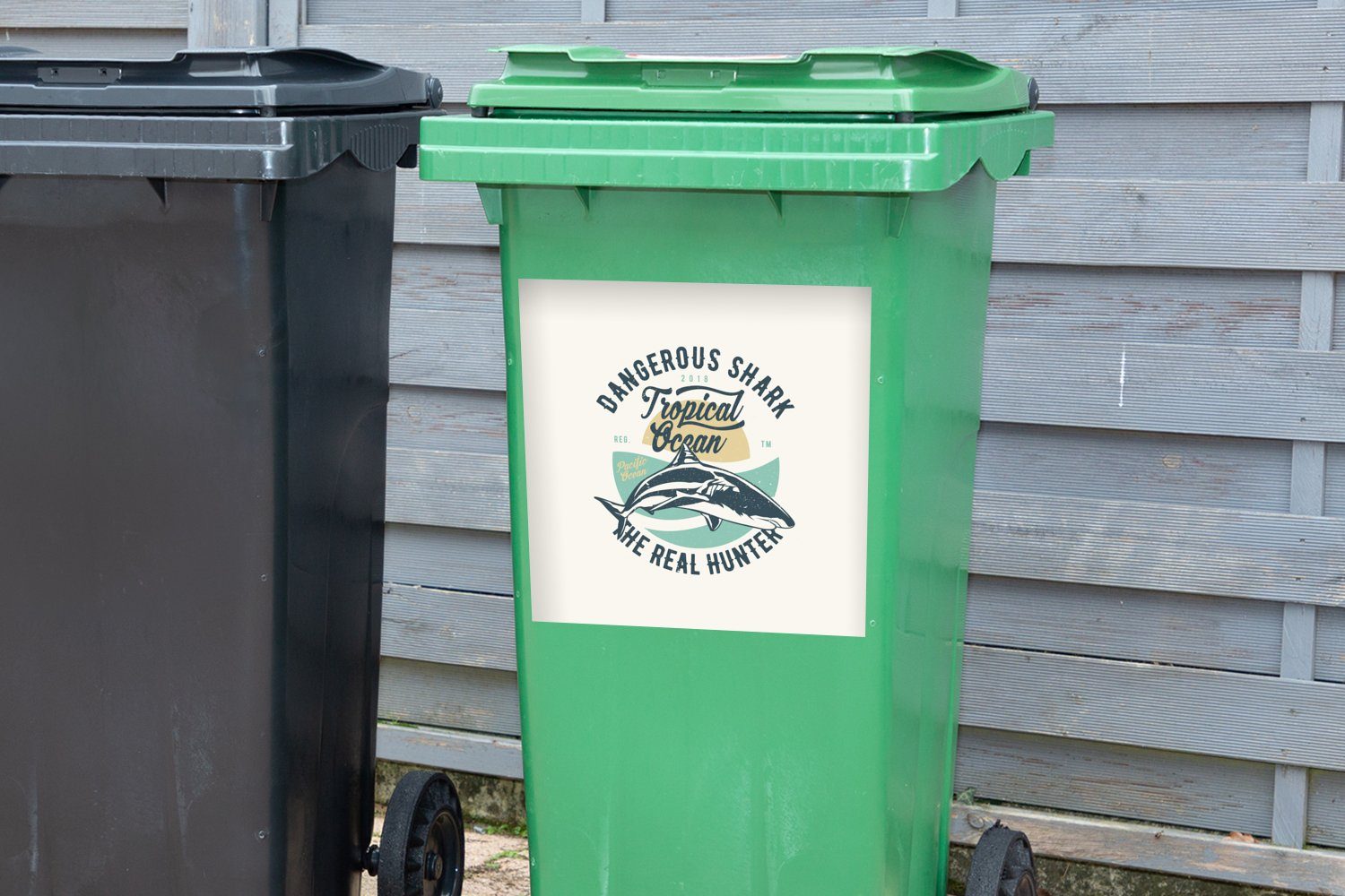 (1 MuchoWow Vintage Container, - Tiere Mülltonne, Sticker, Hai Wandsticker - St), Abfalbehälter Mülleimer-aufkleber,