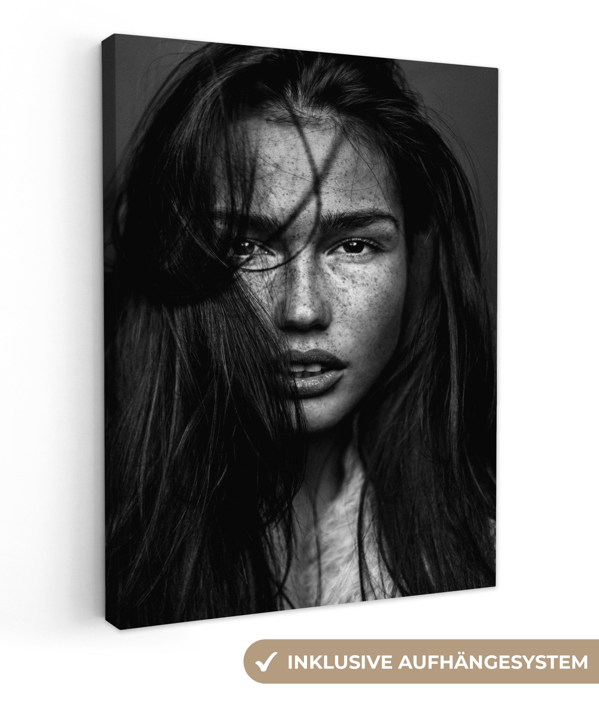 OneMillionCanvasses® Leinwandbild Porträt - Frau - Sommersprossen - Schwarz und weiß, Fotodruck (1 St), Leinwand Bilder für Wohnzimmer Schlafzimmer 30x40 cm