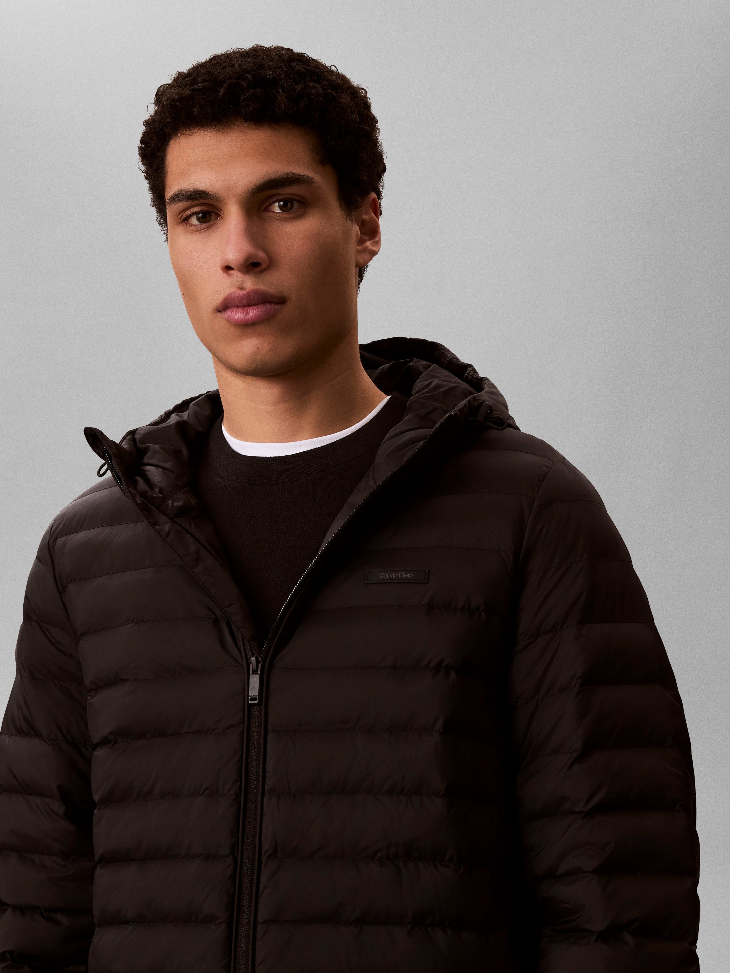 Calvin Klein Funktionsjacke LS HOODED NYLON CHANNELED PUFFER Regular fit, mit Rundhalsausschnitt