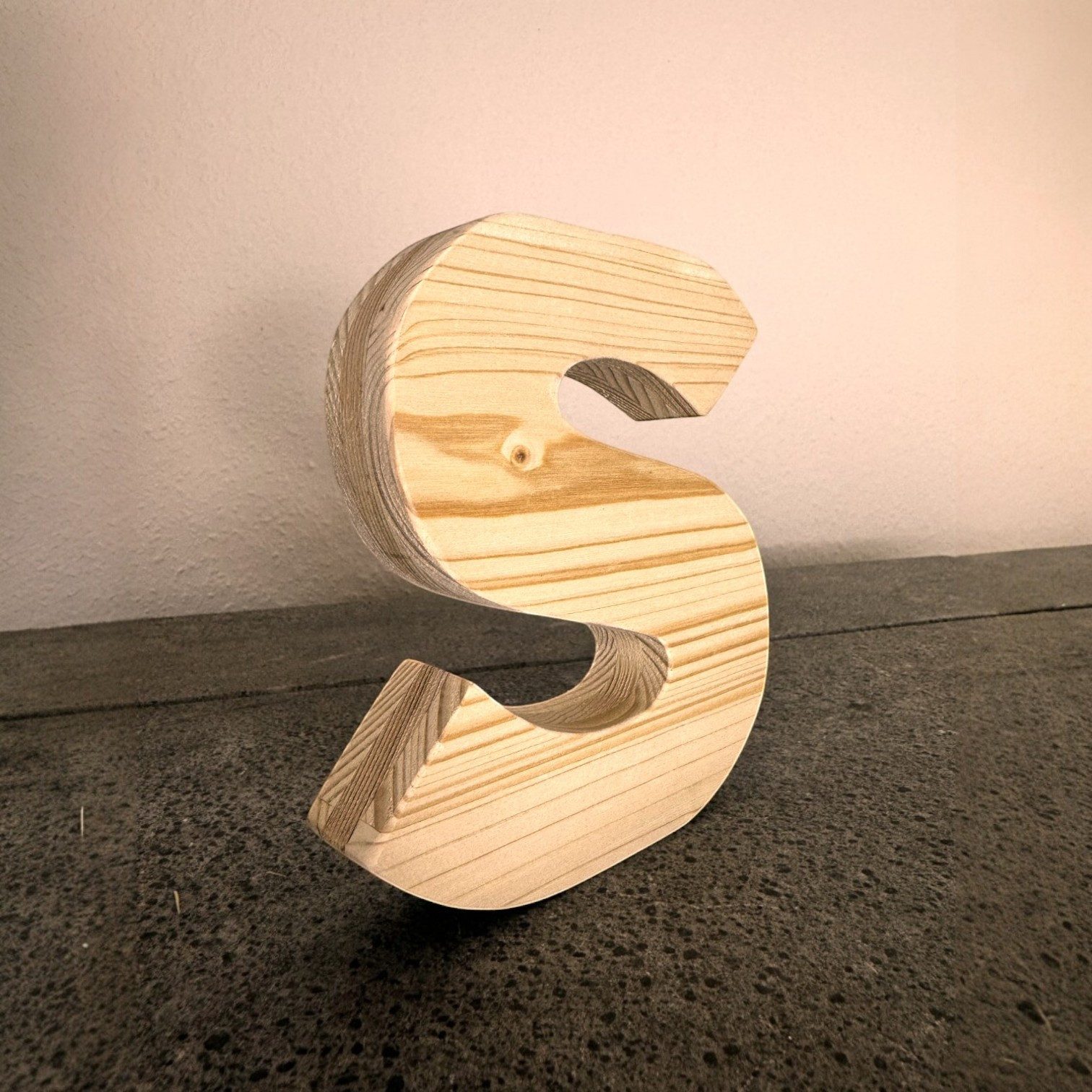 Zayno Deko-Buchstaben Holzbuchstabe "S" aus massivem Fichtenholz (Packung, 1 St., Fördert das Kennenlernen des Alphabetes), in liebevoller Handarbeit aus hochwertigem Fichtenholz gefertigt.