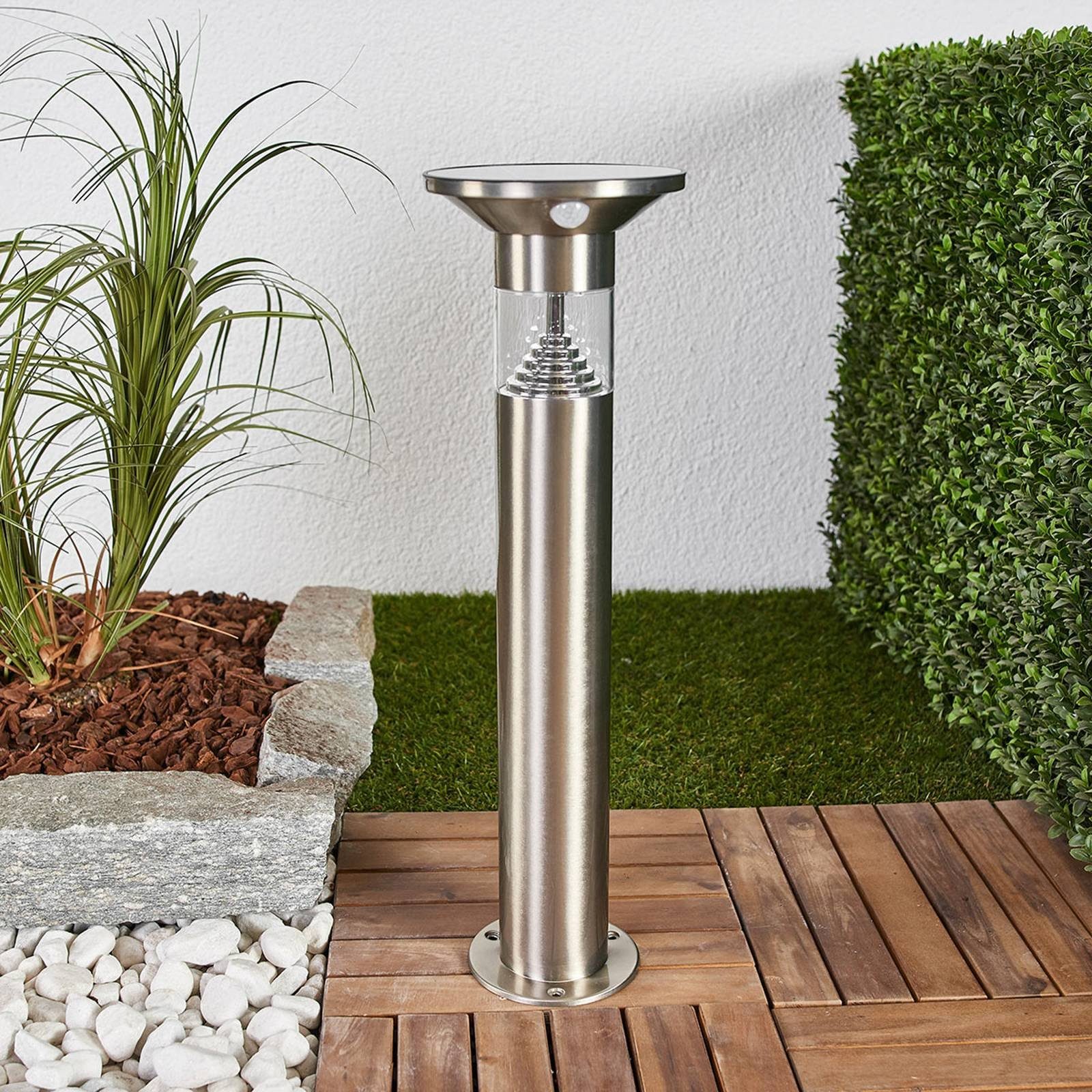 Lindby Außen-Stehlampe Jalisa, LED, Edelstahl Alu warmweiß IP44mit Bewegungsmelder, 1 x 2,7 W LED, warmweiß