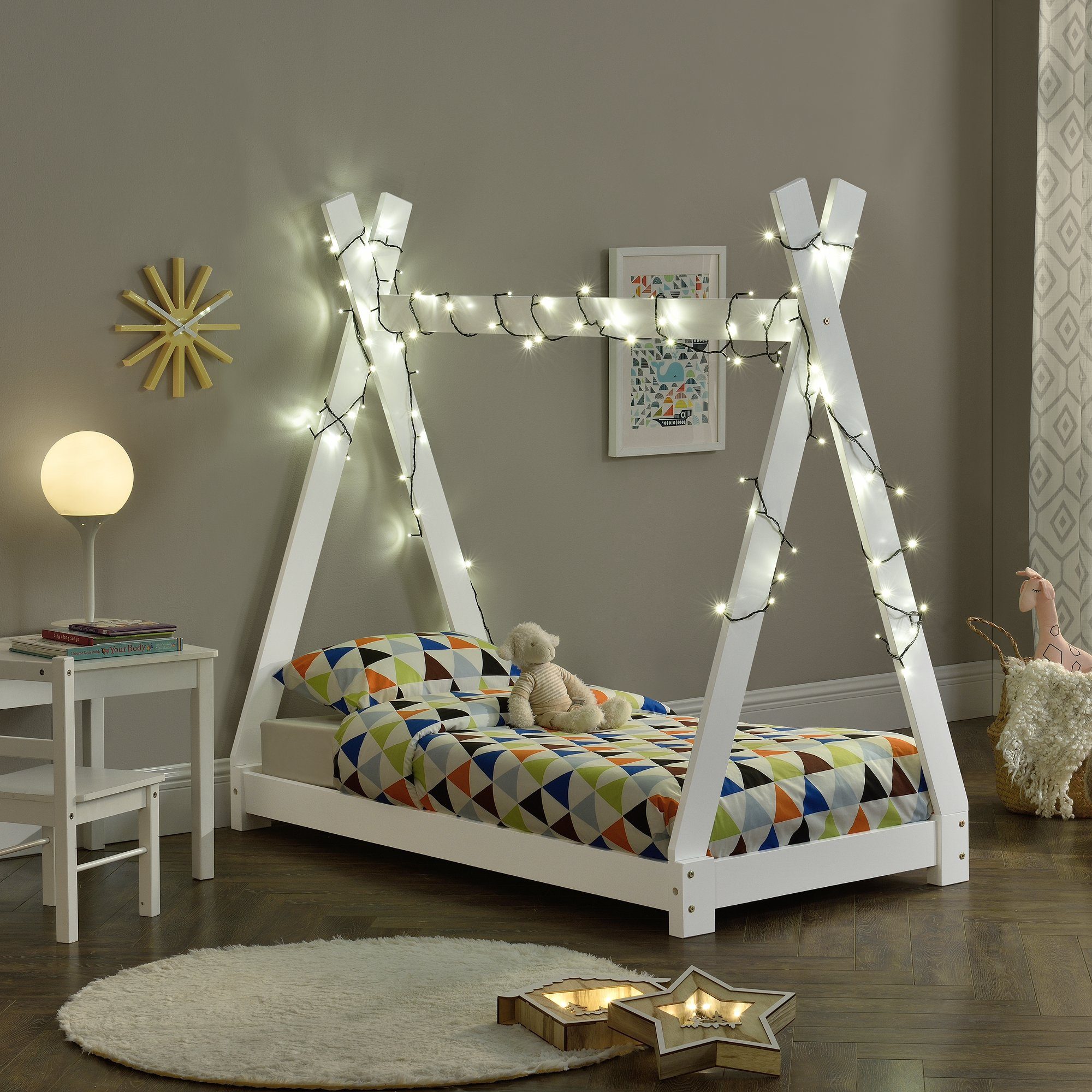 en.casa Kinderbett, »Onejda« Kinderbett Tipi Bett aus Kiefernholz 70x140cm  Weiß
