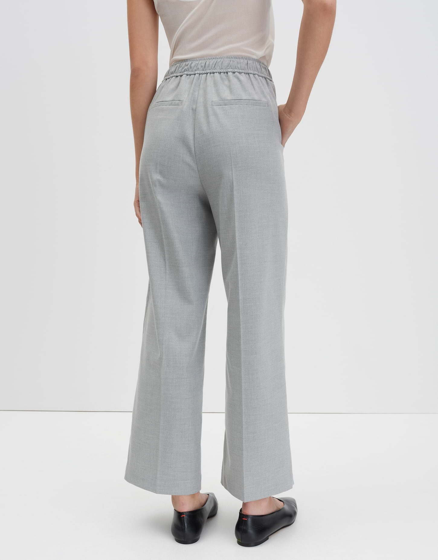 someday Stoffhose CEVIL CROPPEDs aus recyceltem Polyester Mix Knitterarm mit geradem Bein und Gummibund hinten
