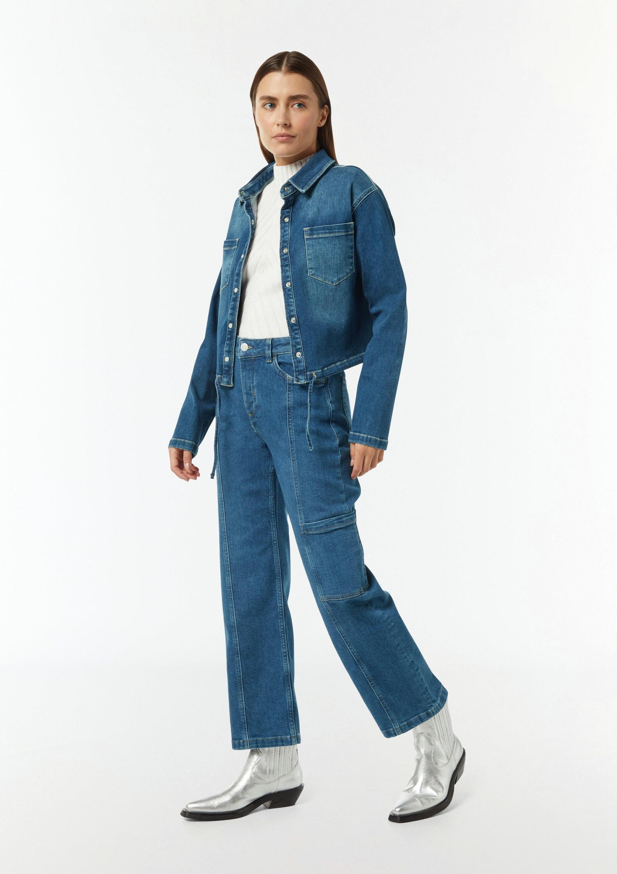 comma Regular-fit-Jeans Jeans-Hose Verkürzte Jeans mit Cargotasche und Nahtdetails, 360° Denim