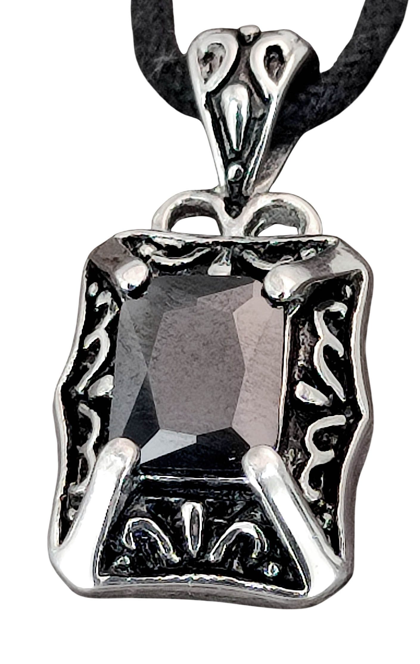 Kiss of Leather Kettenanhänger Edelstahl Anhänger schwarzer Stein Gothik Kettenanhänger Cool