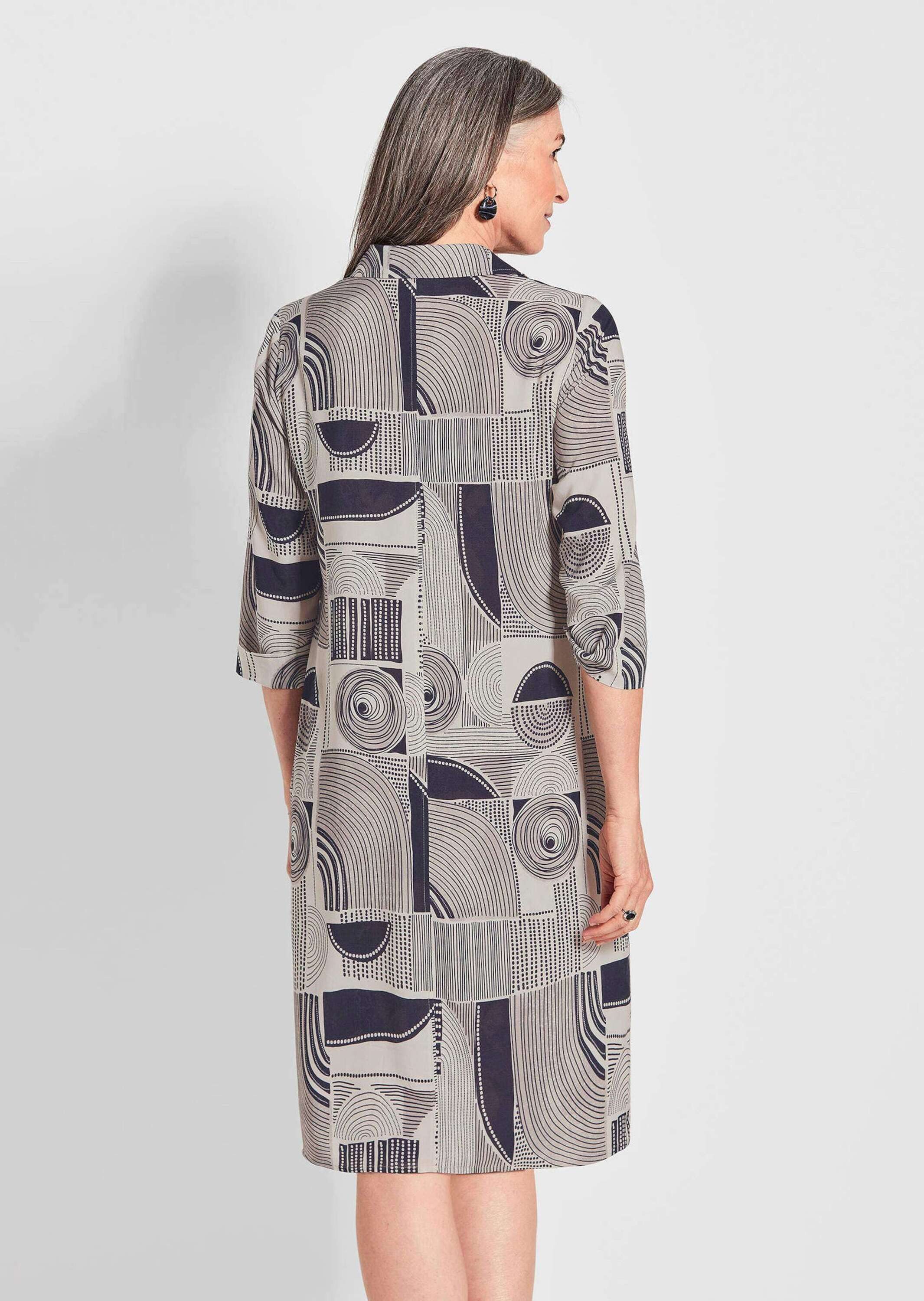 GOLDNER Sommerkleid Elegantes Hemdblusenkleid mit grafischem Alloverdruck Klassische Form mit Knopfleiste und Taschen, Midilänge, Halbarm