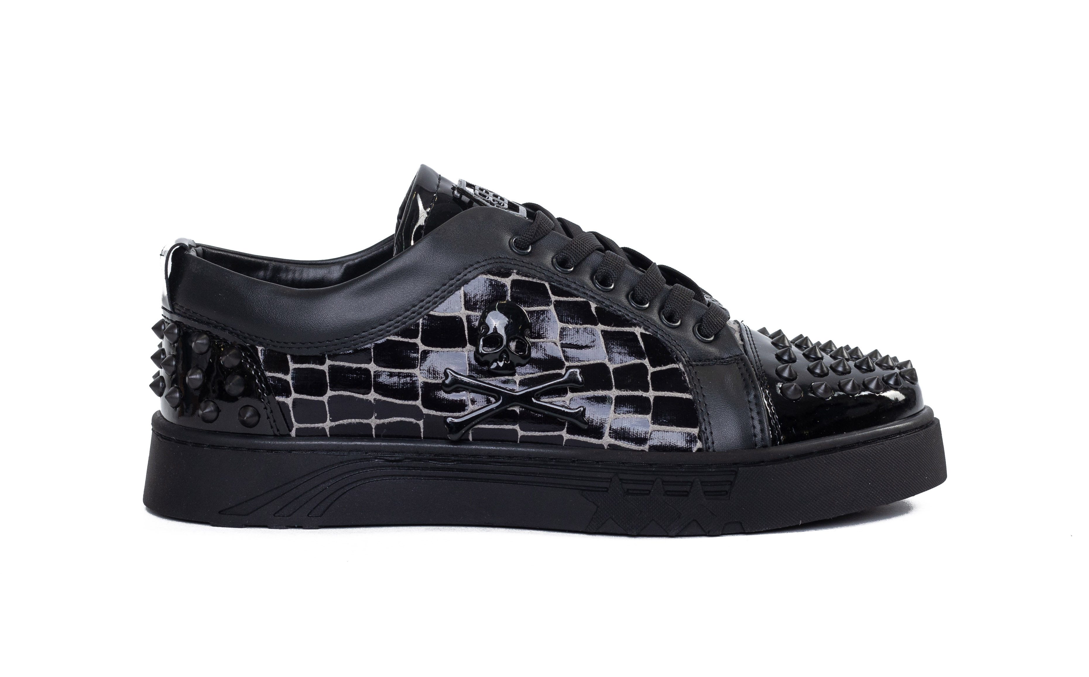 Ausgefallener Designer Sneaker mit Totenkopf und Nieten Sneaker