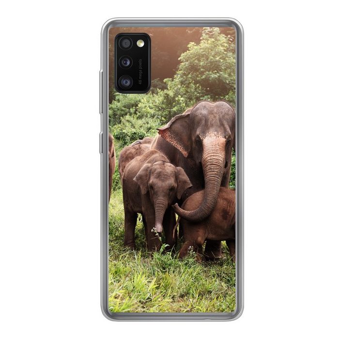 MuchoWow Handyhülle Elefanten aus dem Wald Handyhülle Samsung Galaxy A41 Smartphone-Bumper Print Handy