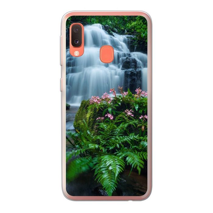MuchoWow Handyhülle Ein schöner Wasserfall inmitten der dichten Vegetation des Phu Hin Handyhülle Samsung Galaxy A20e Smartphone-Bumper Print Handy