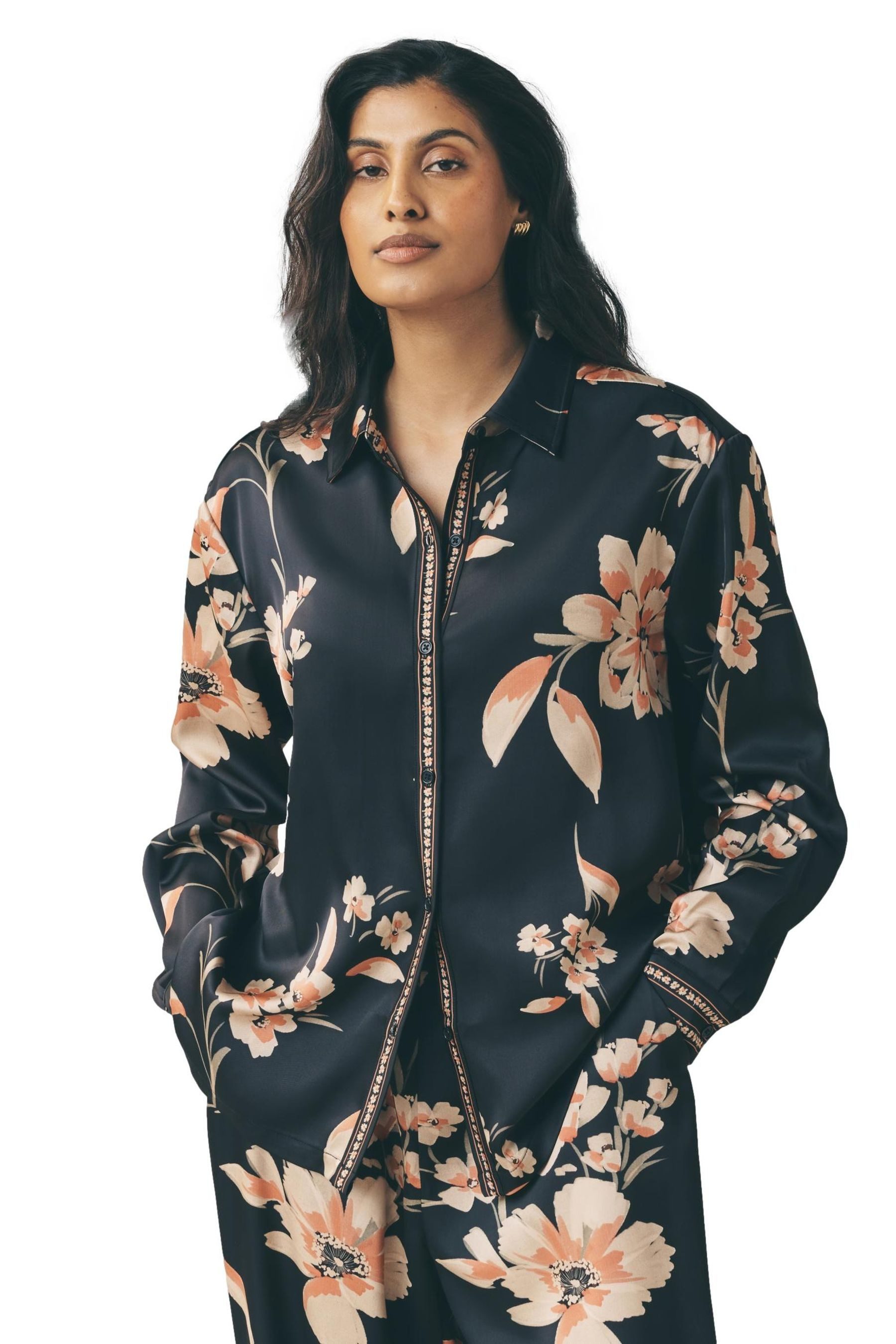 LAURA ASHLEY Langarmbluse Laura Ashley Langärmelige Satinbluse, geblümt (1-tlg)