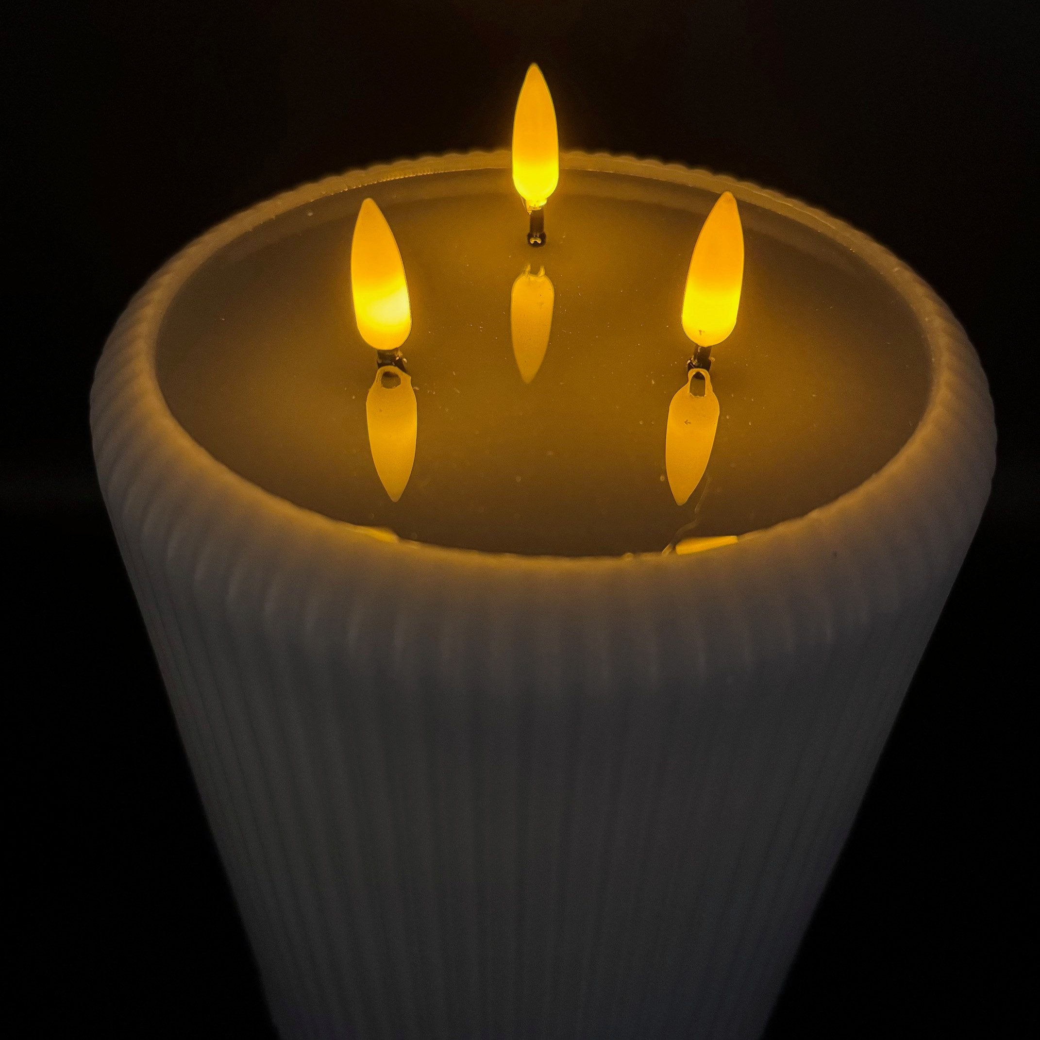 Online-Fuchs LED-Kerze - moderne LED Bodenkerze mit 3 spiegelnden Flammen und Timer (aus Echtwachs gefertigt, in Grün, Grau, Blau und Pflaume), im modernen Rillendesign gehalten