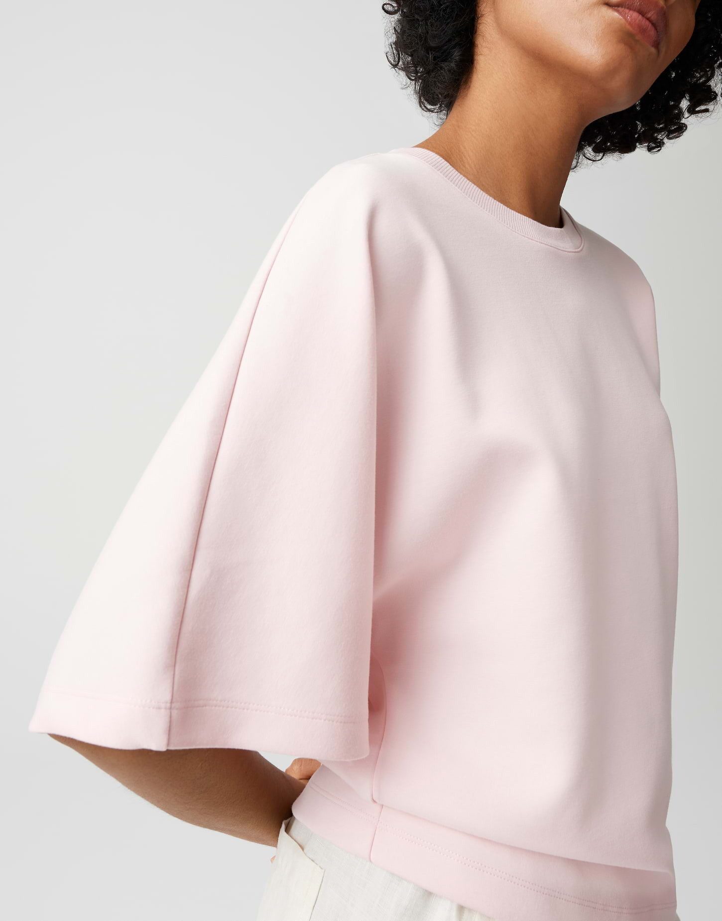 OPUS Sweatshirt Relaxed geschnittenes Sweatshirt aus Baumwoll-Mix Verkürzte Länge, lockerer Boxy Fit für Alltag und Freizeit – Bild 4 von 5
